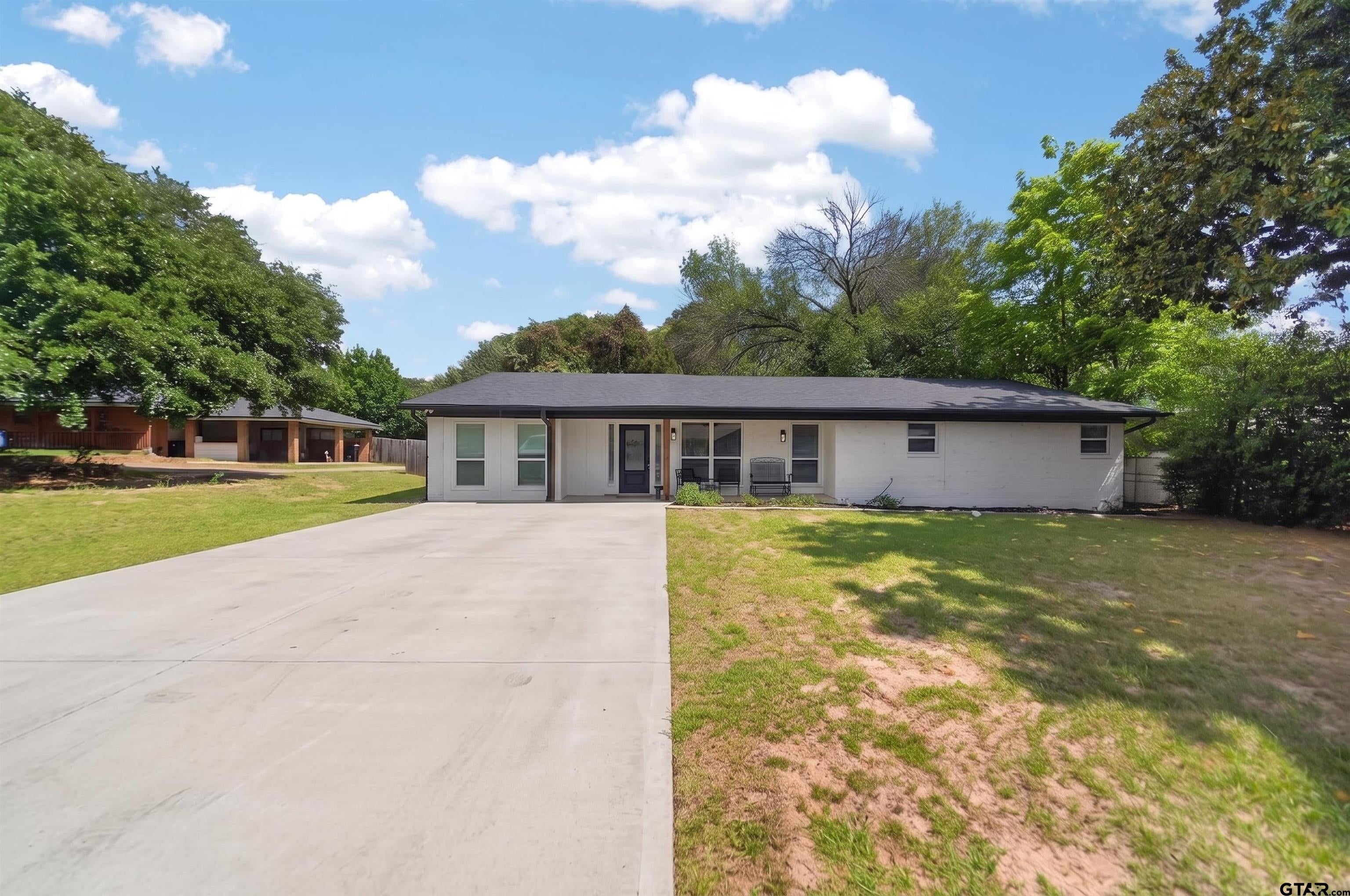 614 Colonial Dr — photo