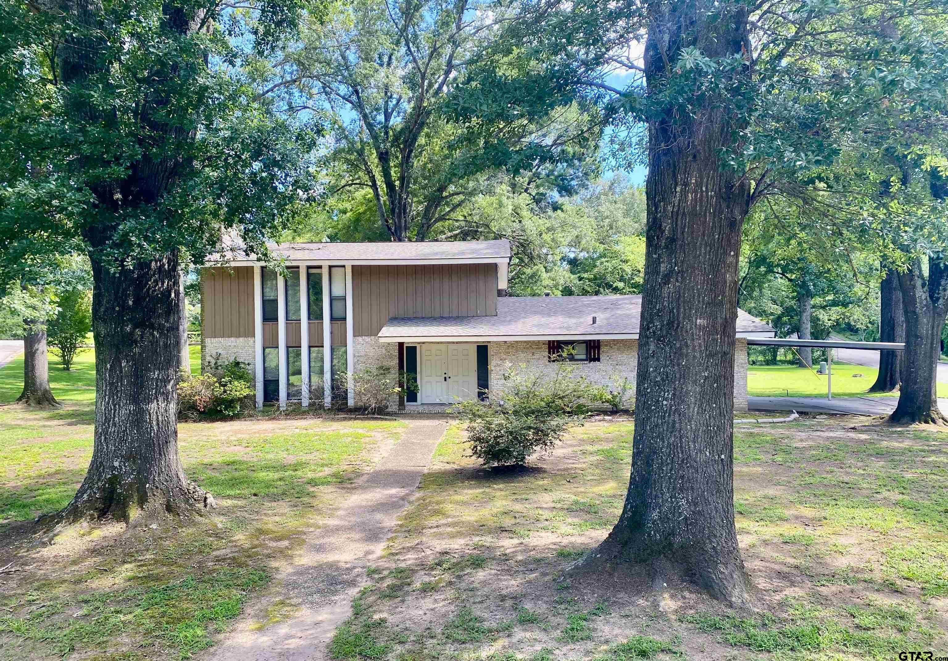 1101 Holly Hill Ln — photo