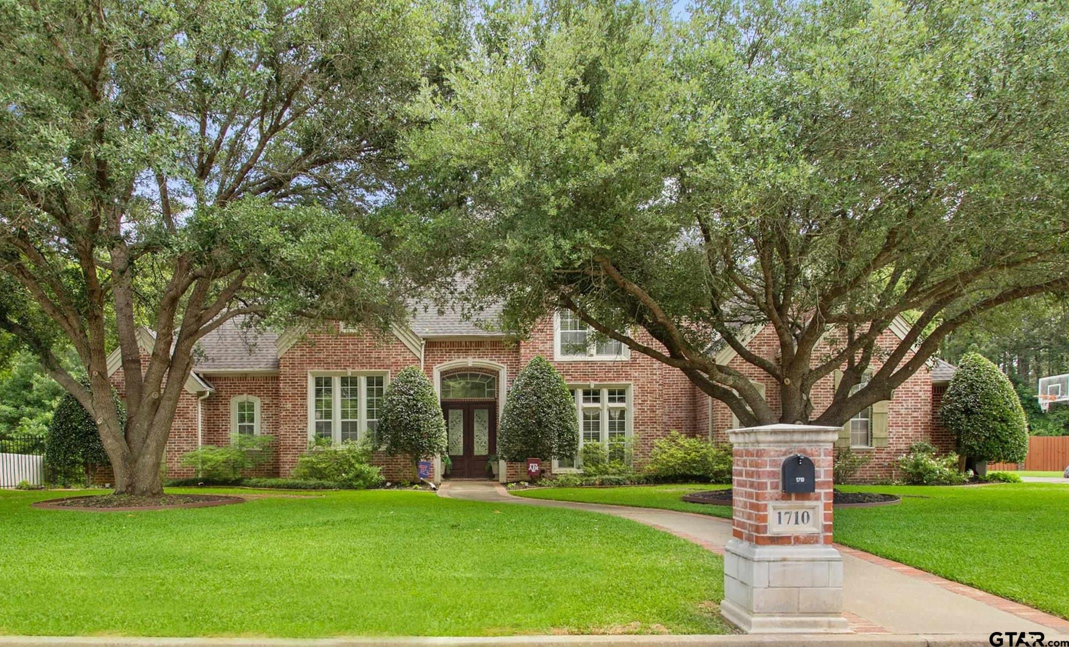 1710 Holcomb Cir. — photo