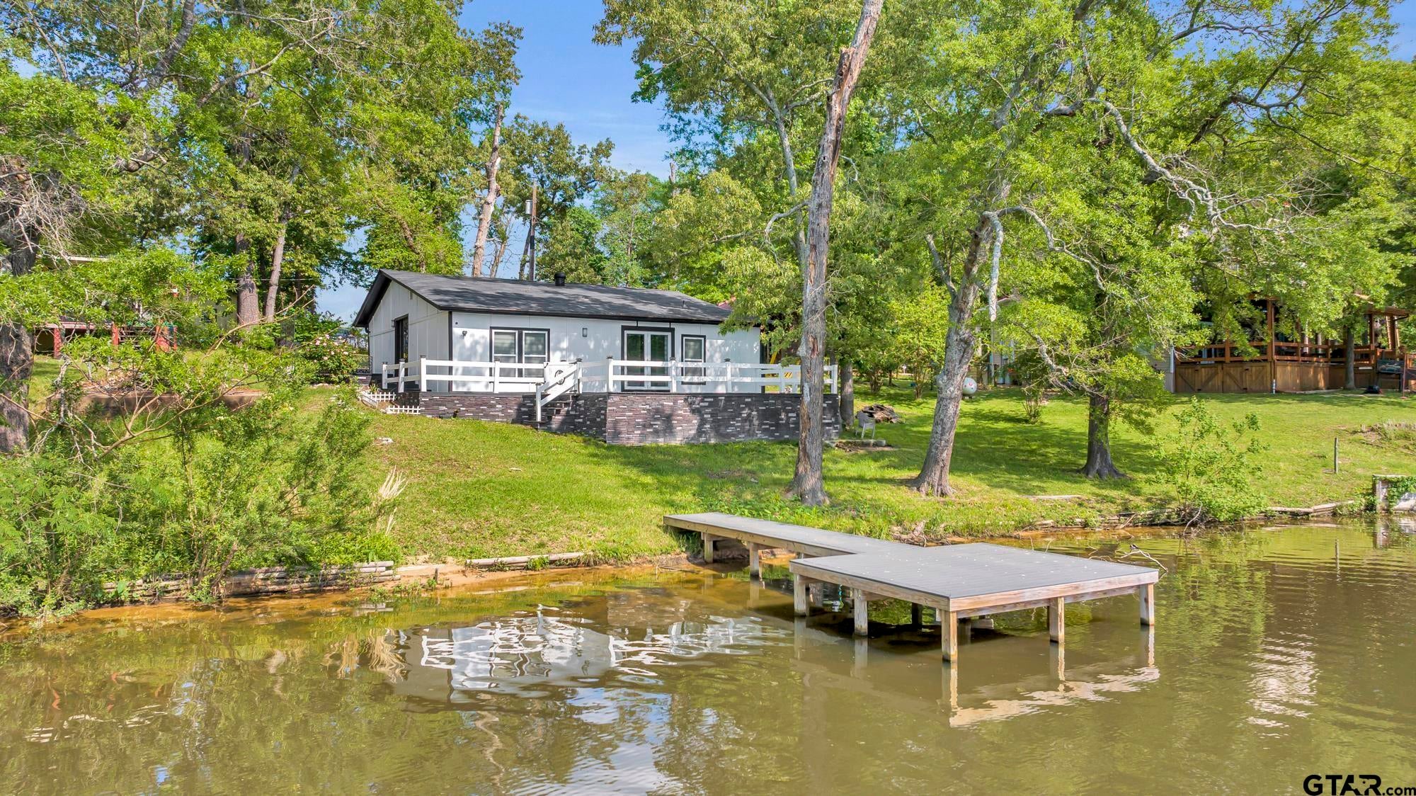 585 Naples Dr — photo