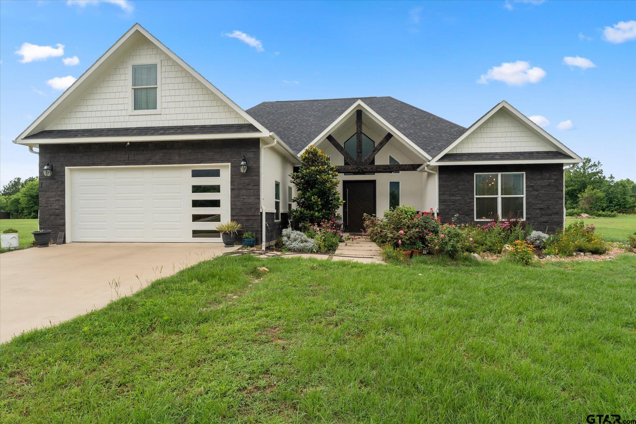 146 CR 4742 — photo