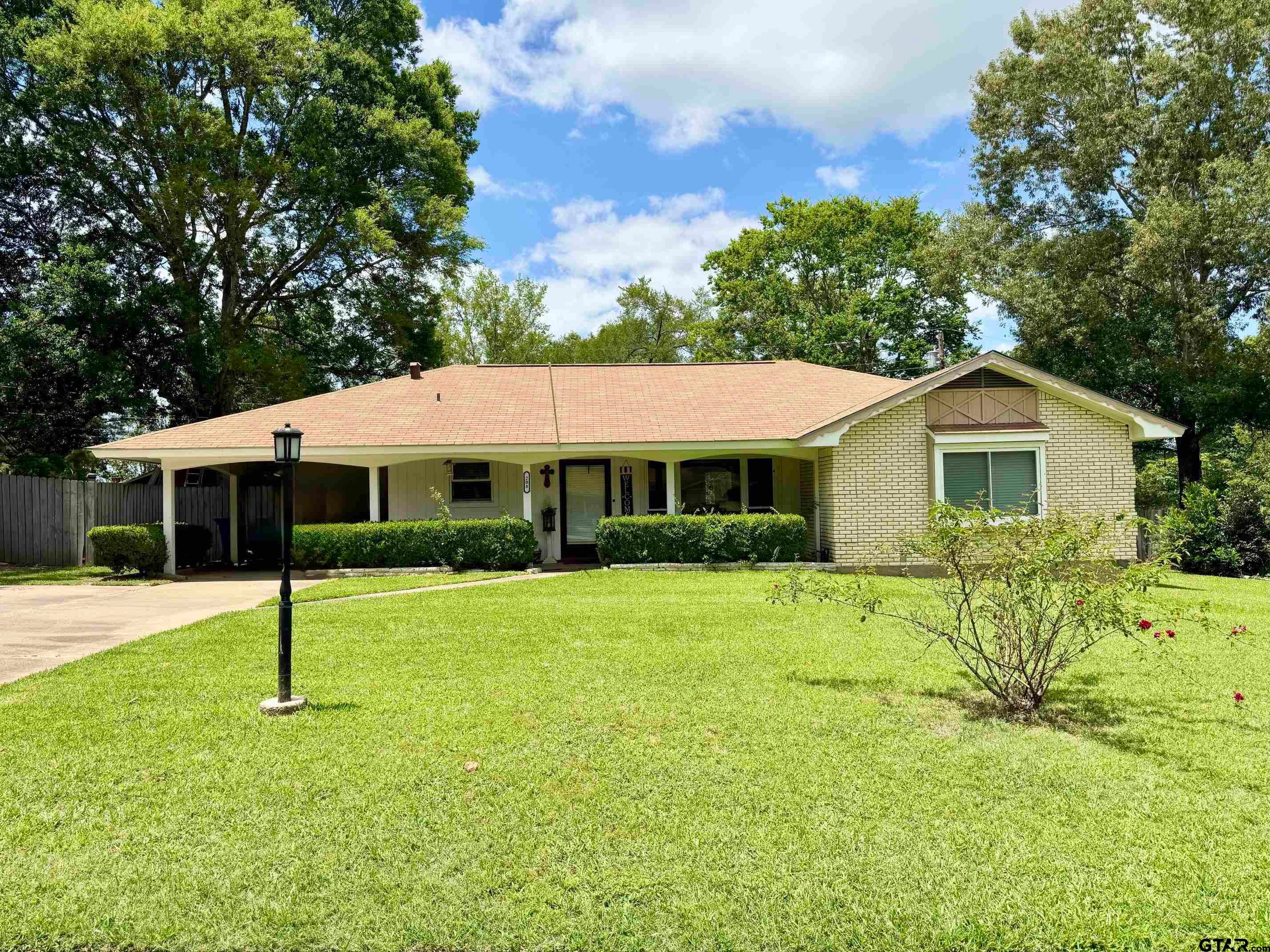 208 Robinhood Circle — photo