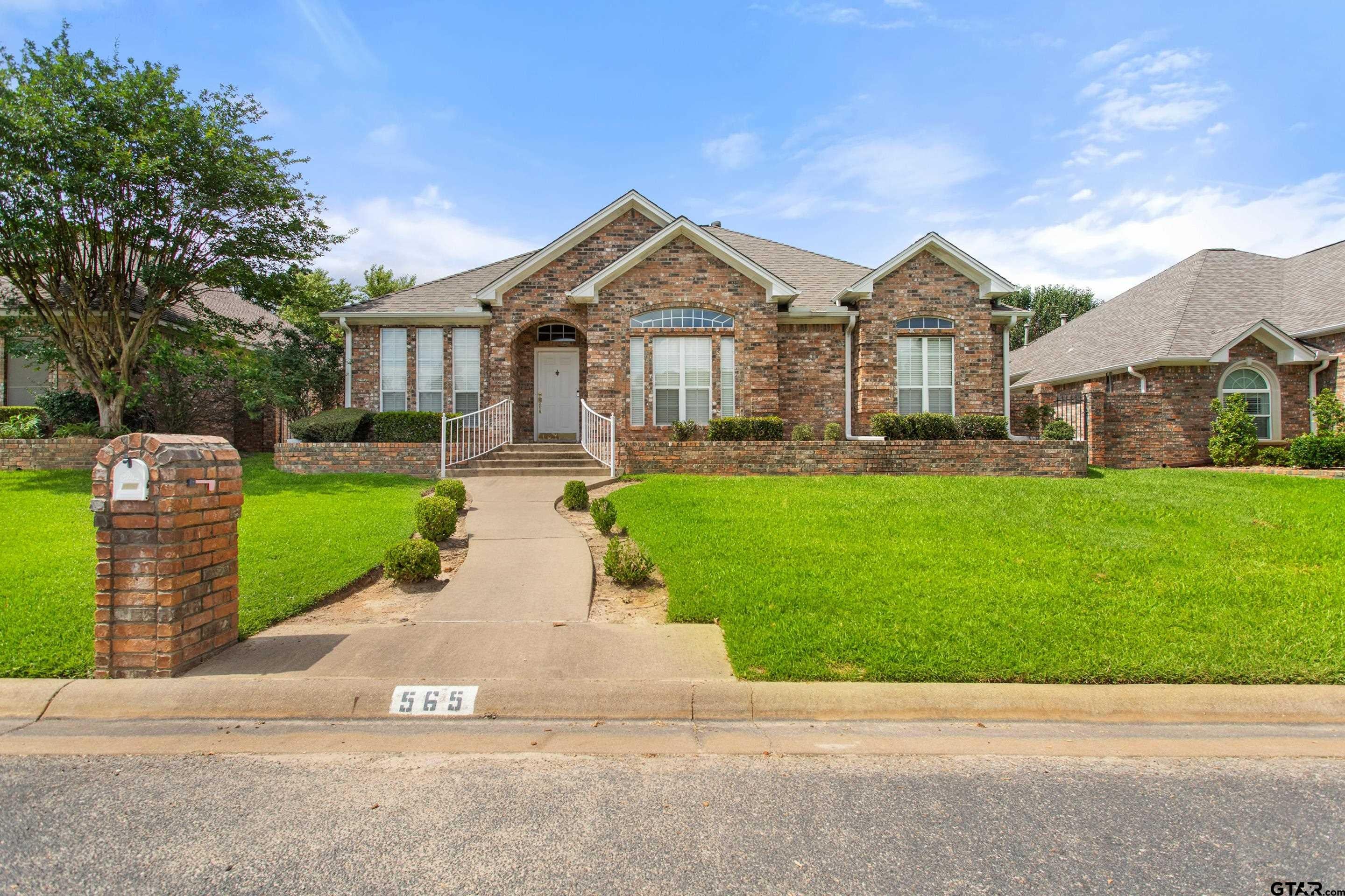 565 Bunker Dr — photo
