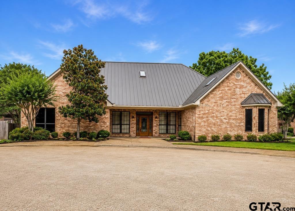 706 Park Place Dr — photo