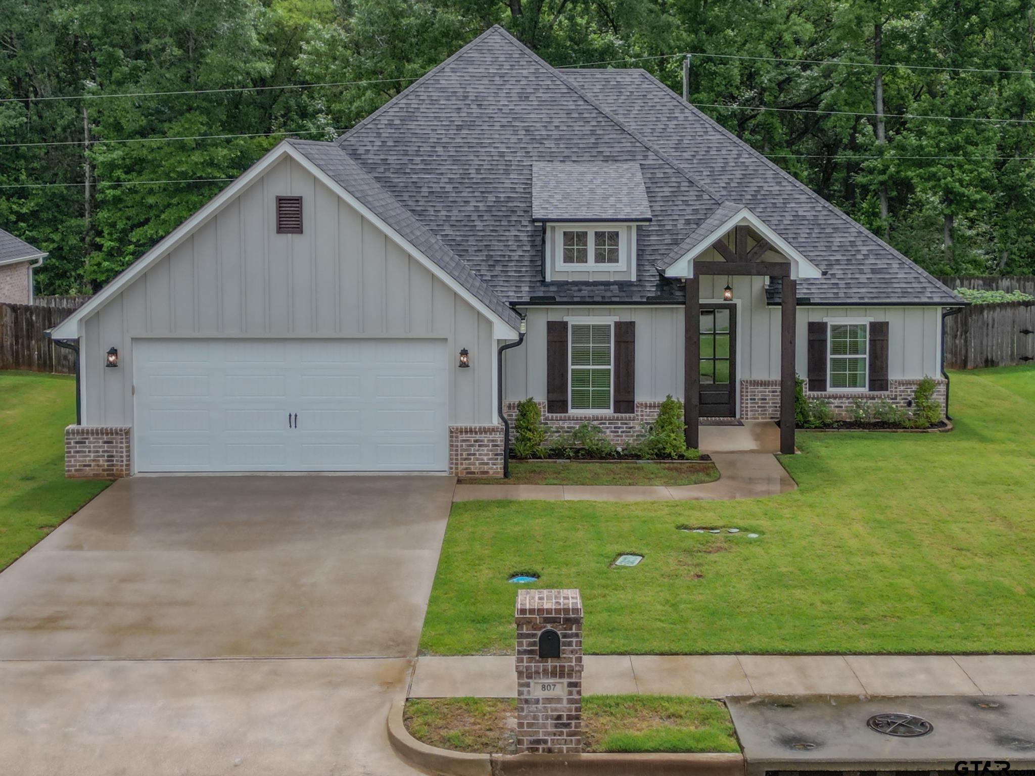 807 Redwing Way — photo