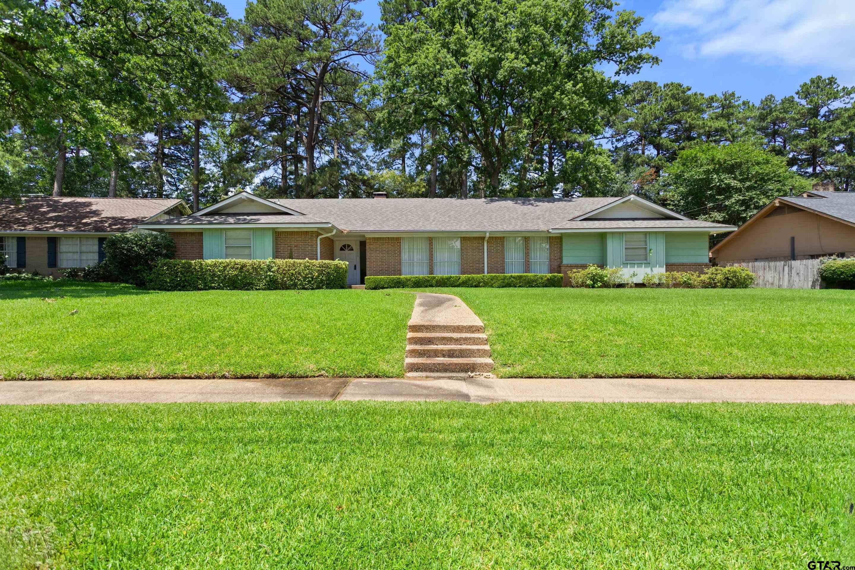 2811 Yorktown Dr. — photo