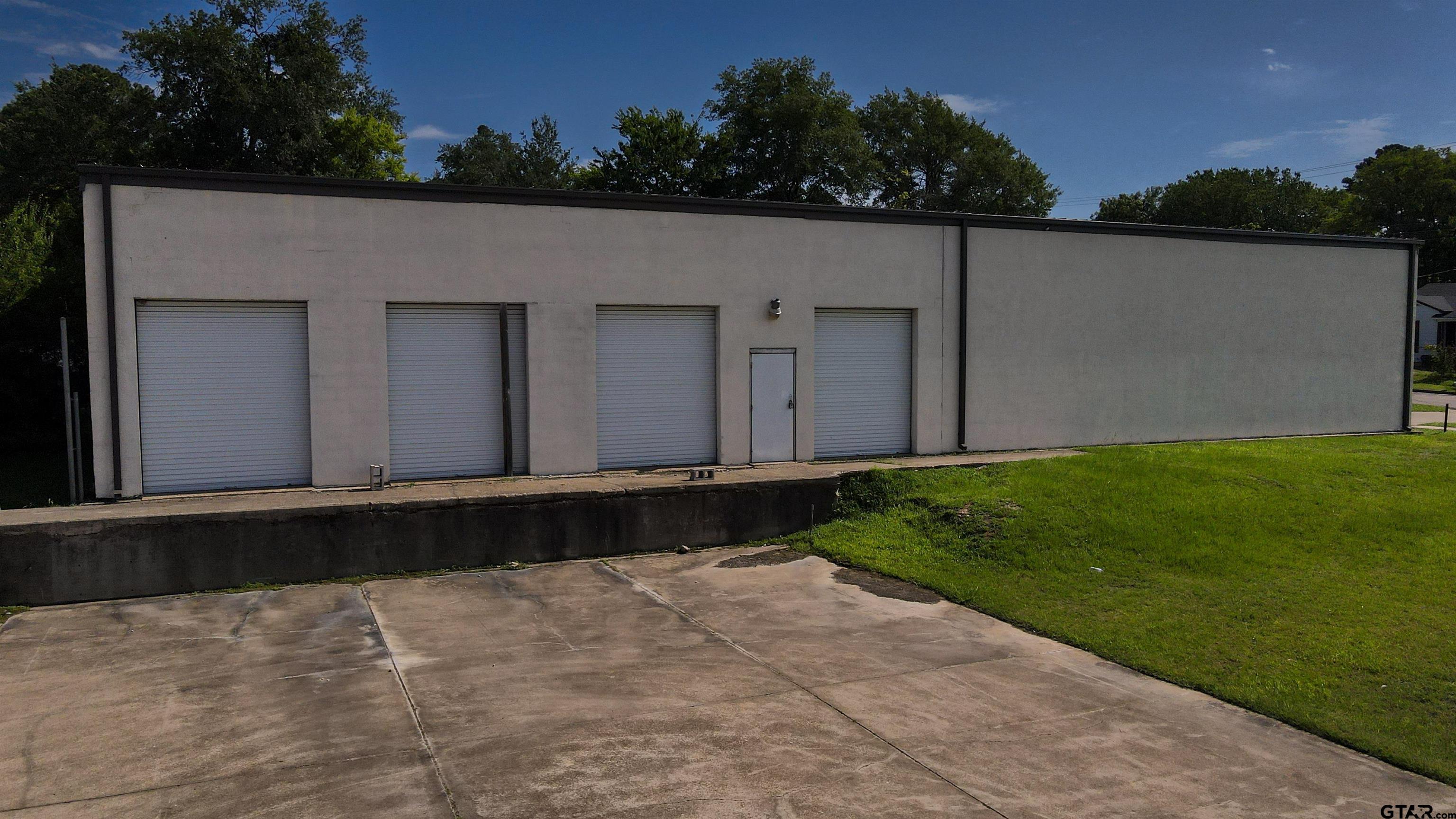 1202 W 1st Street — photo