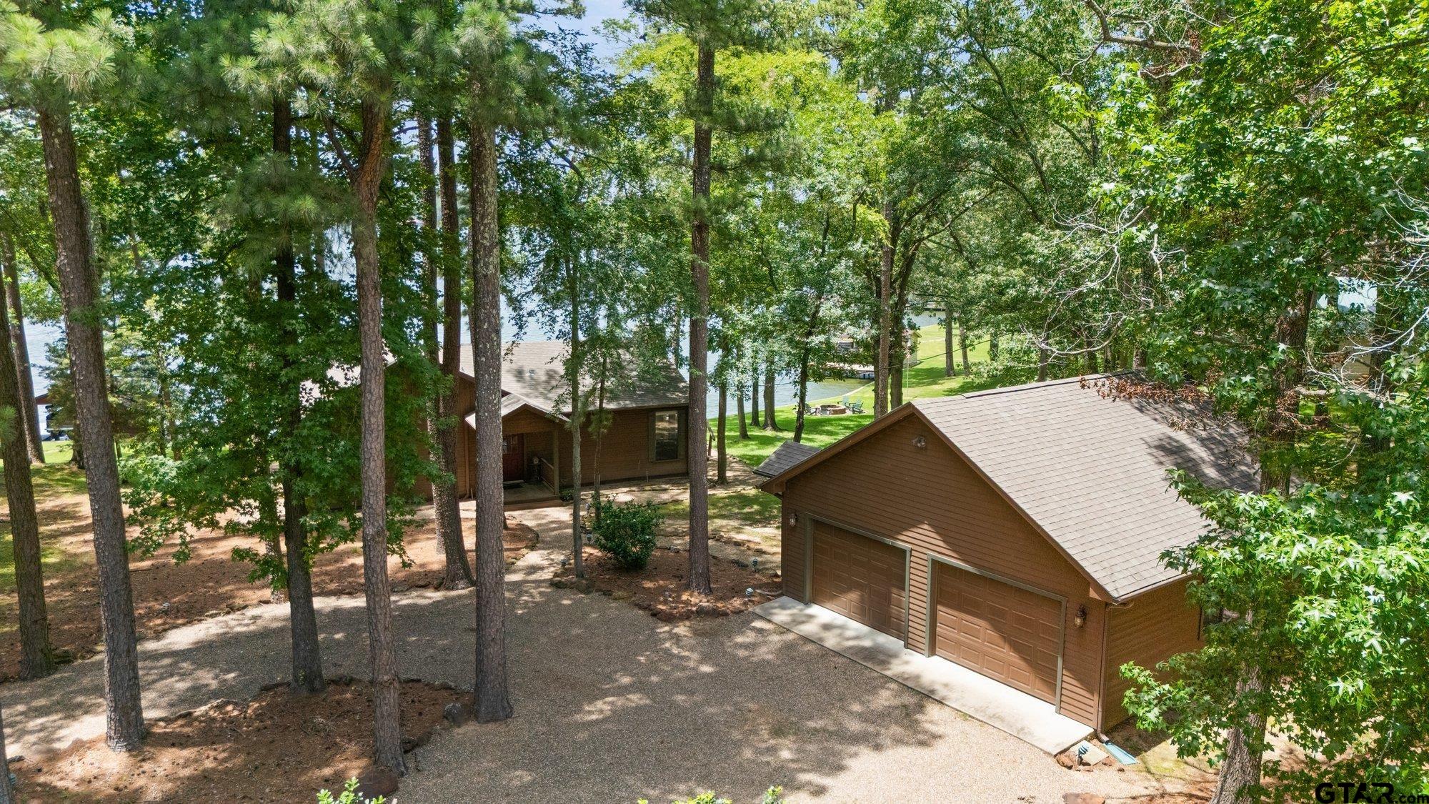 400 Windy Point Dr — photo