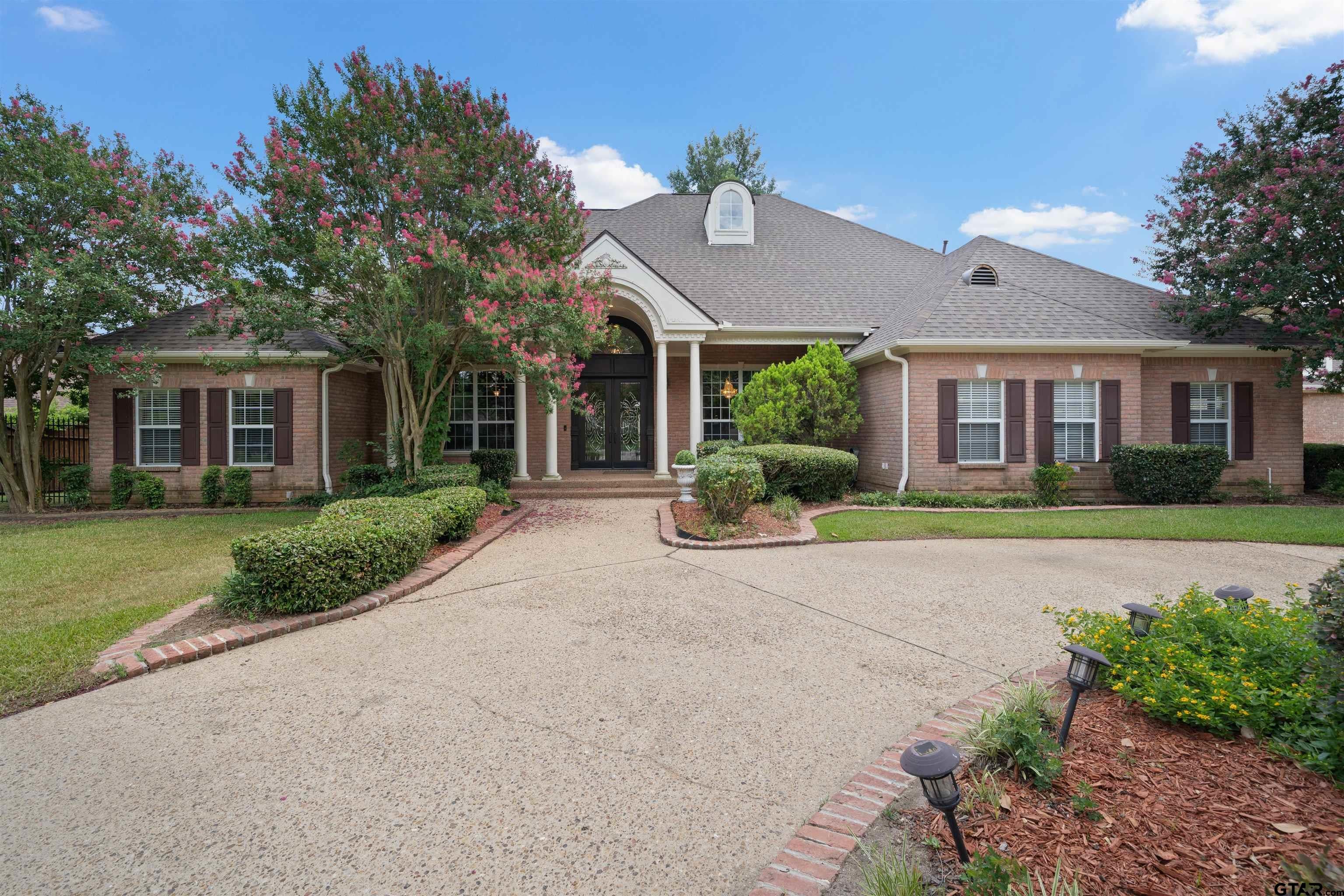 7402 Hollytree Dr — photo