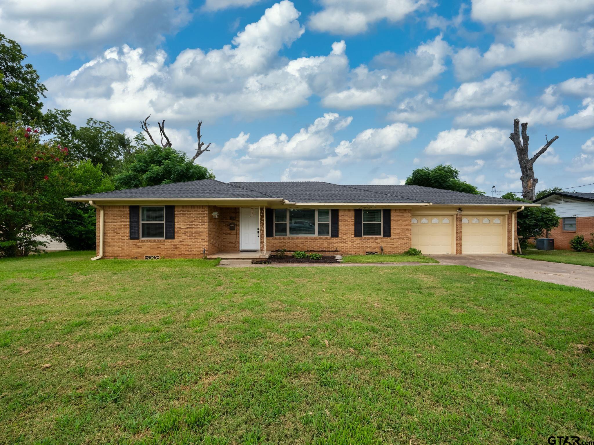 2219 Crestwood Dr — photo