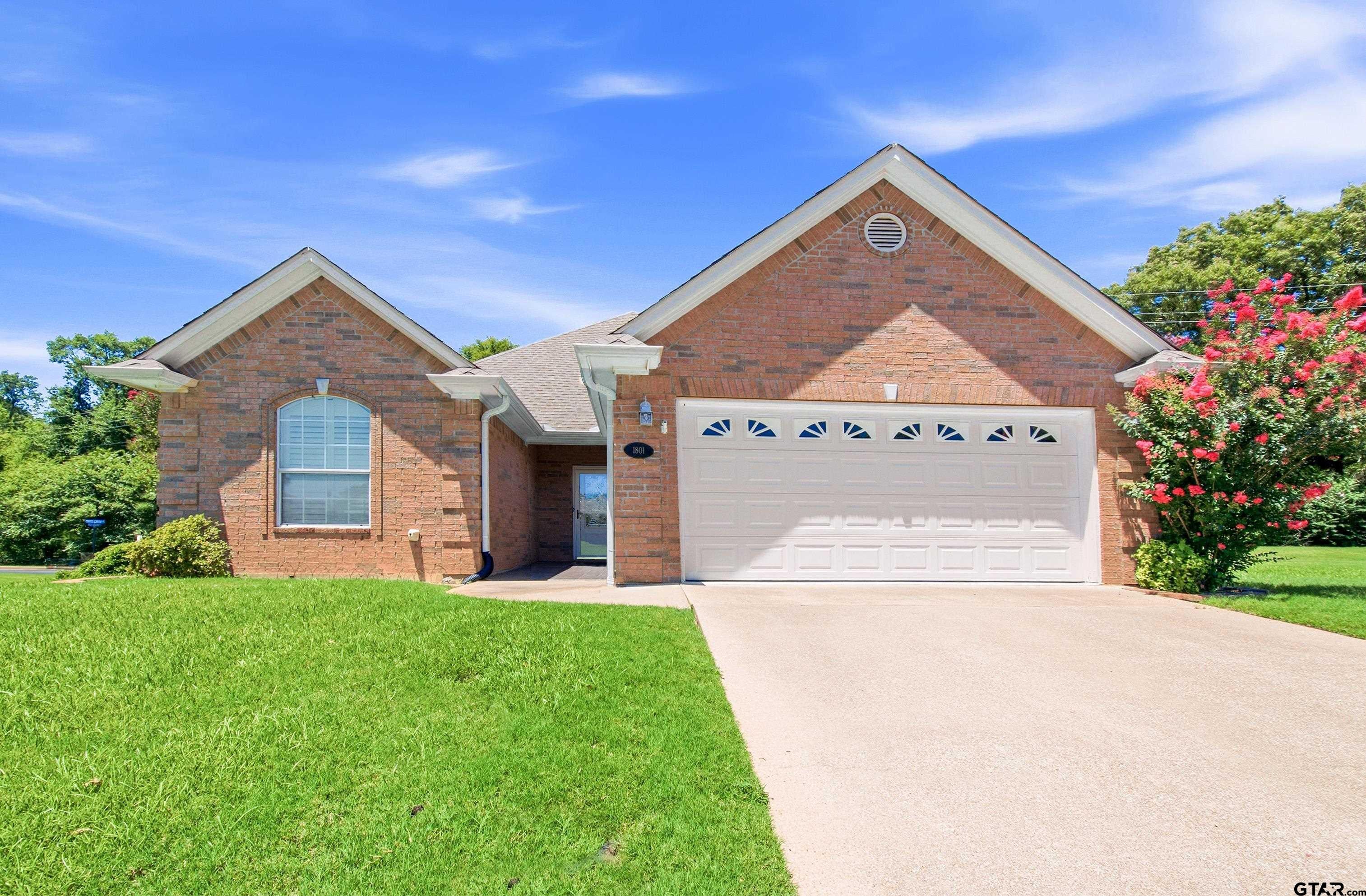 1801 Hollylake Cir — photo