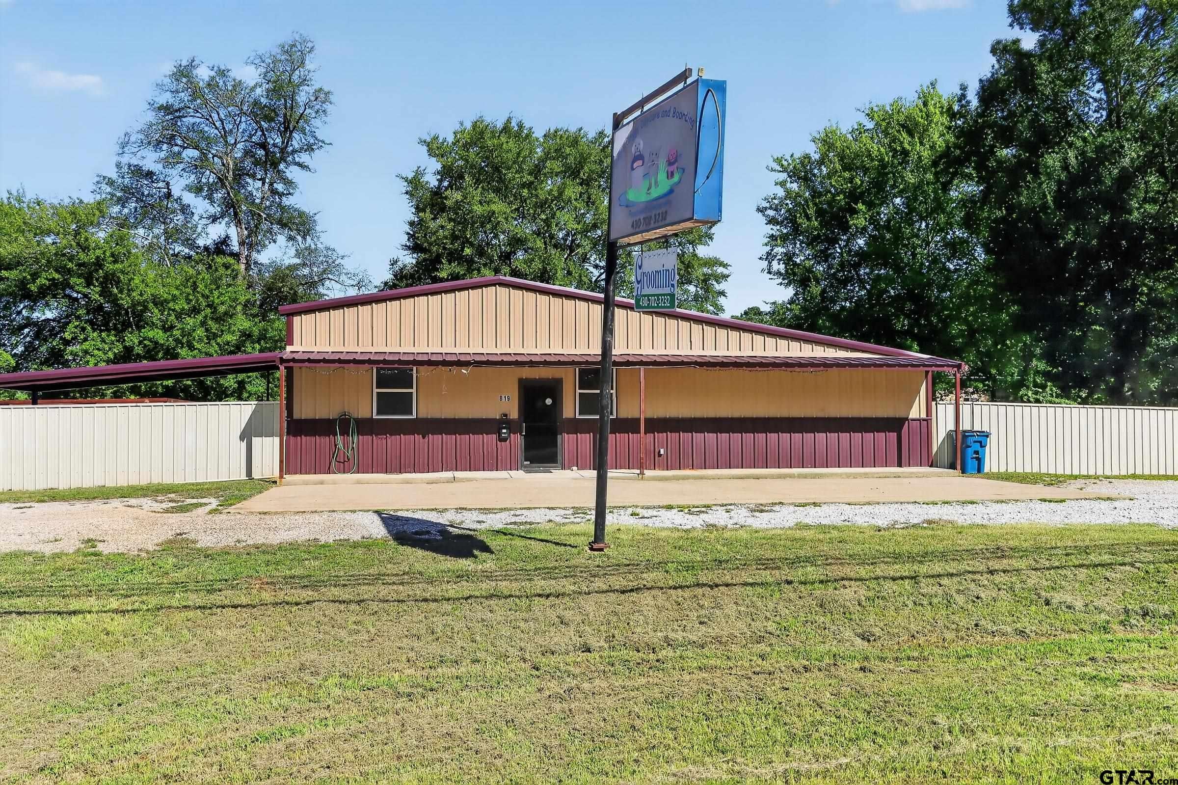 819 N Main St. — photo