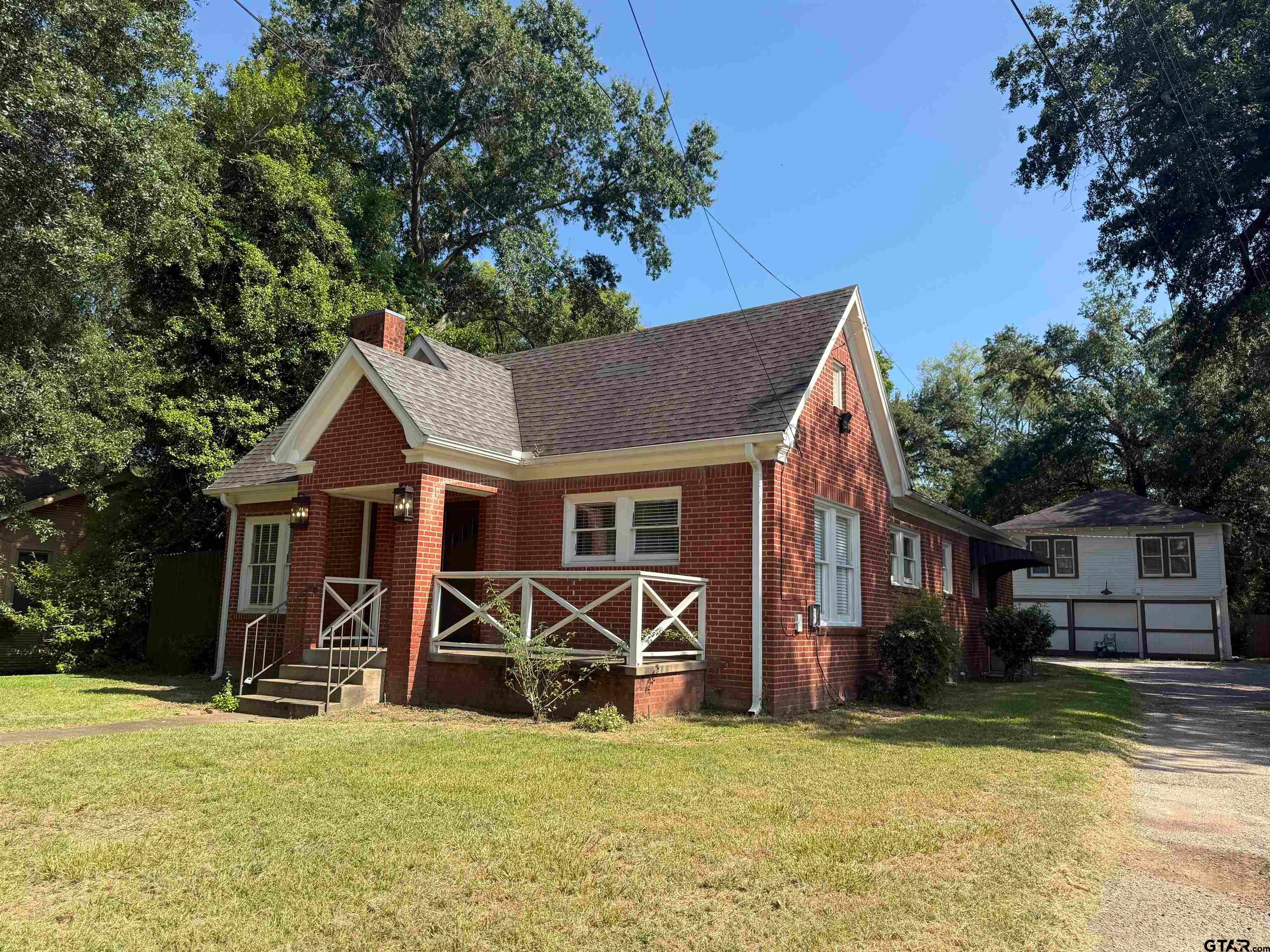606 W Dobbs — photo