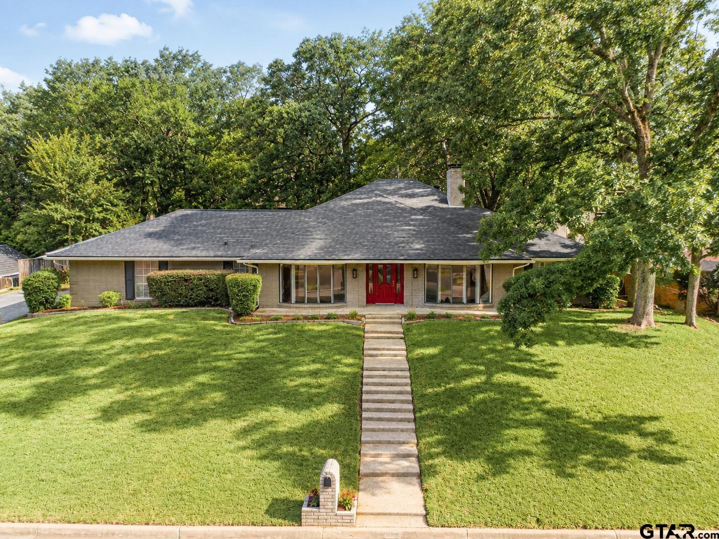 1802 Everglades Dr. — photo