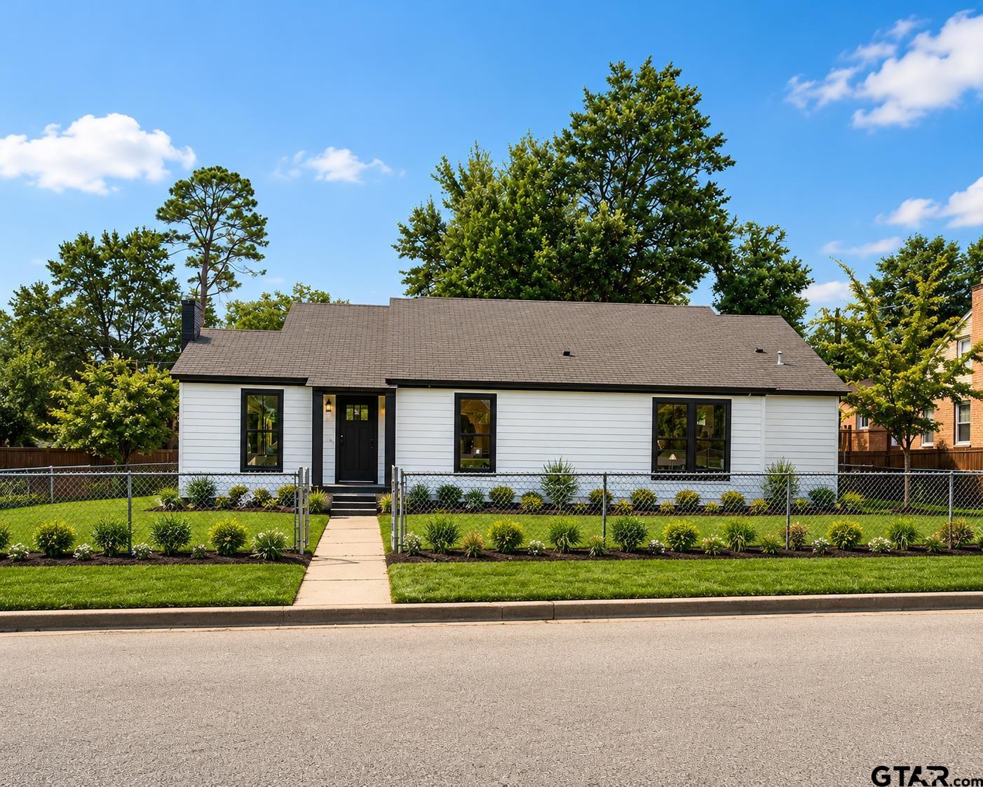 1221 Mockingbird Lane — photo