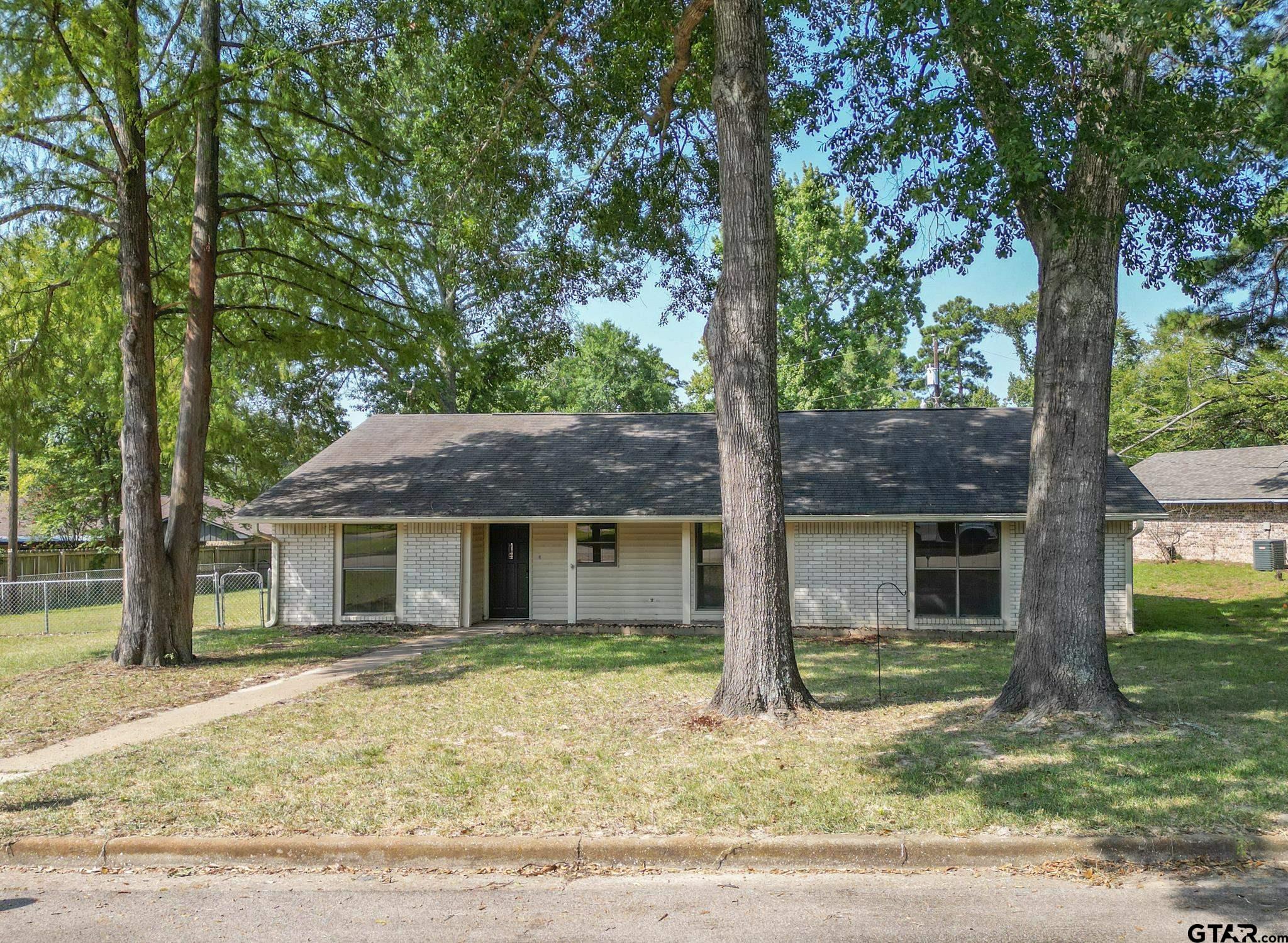 206 Pinewood Dr — photo