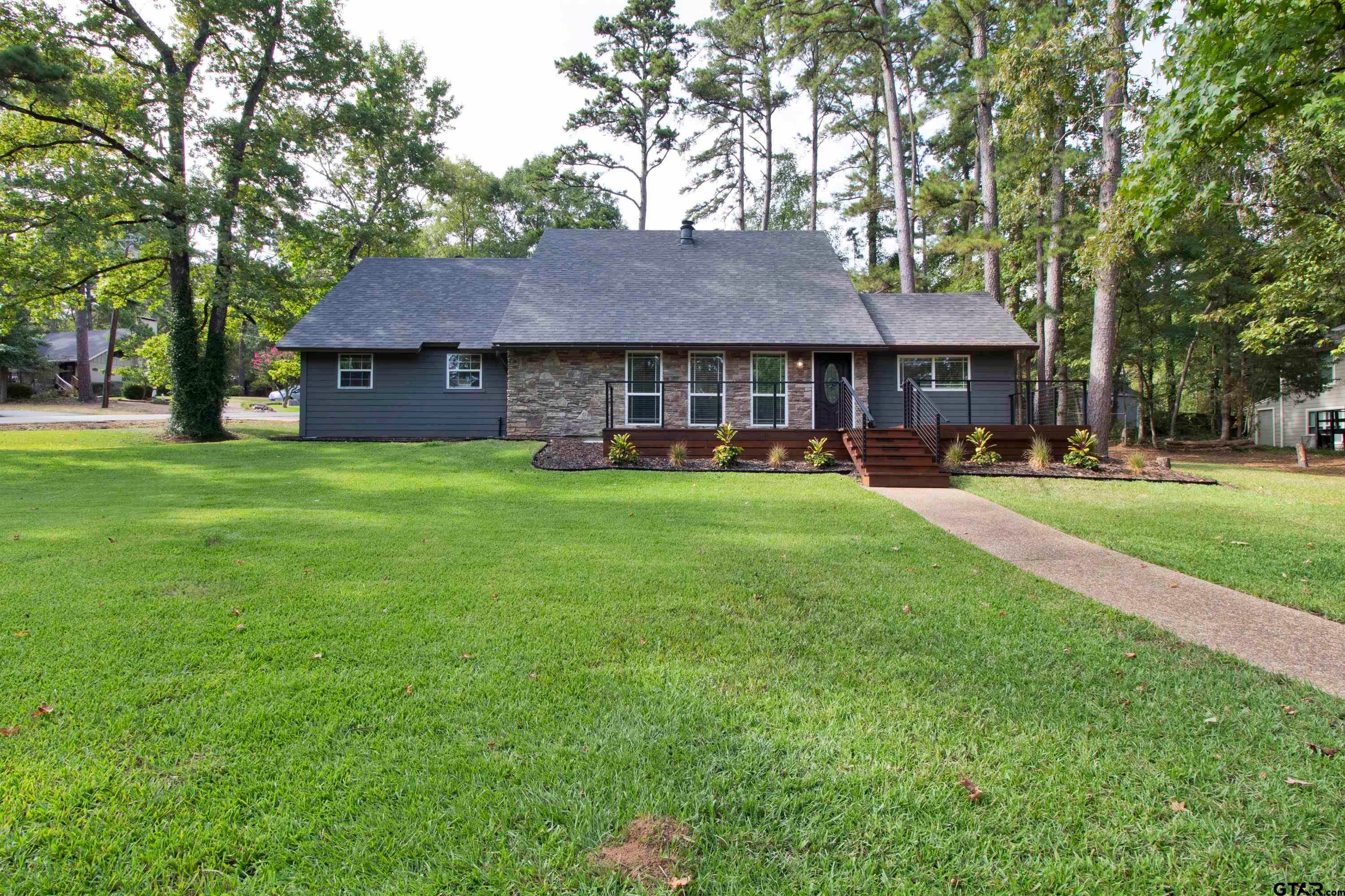 1407 Lakeshore Drive — photo