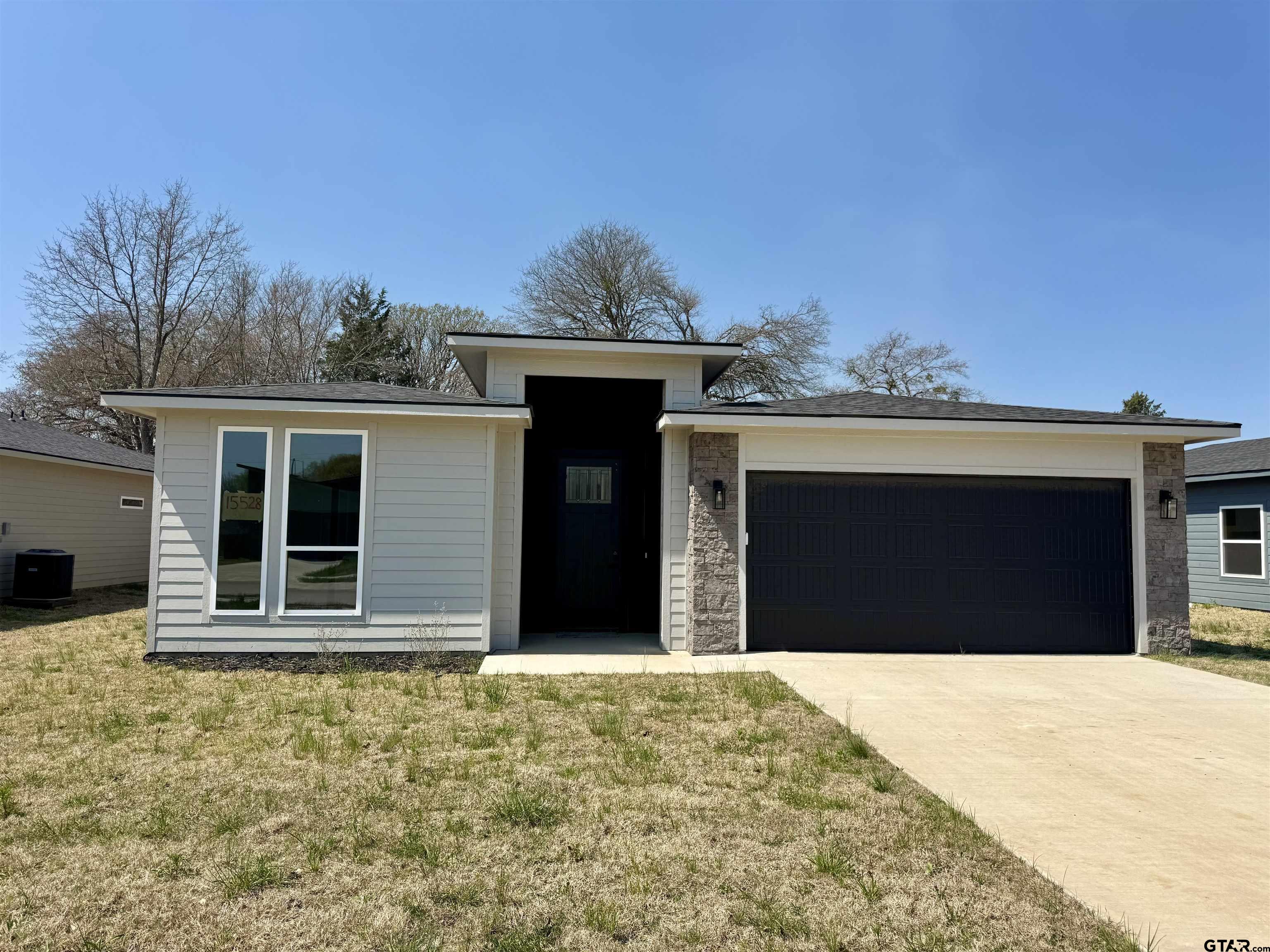 15528 Greenhouse Way — photo