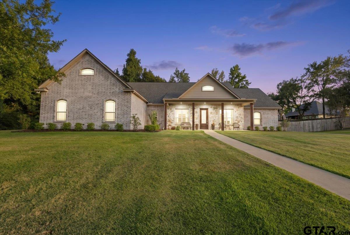 565 Oak Grove Way — photo