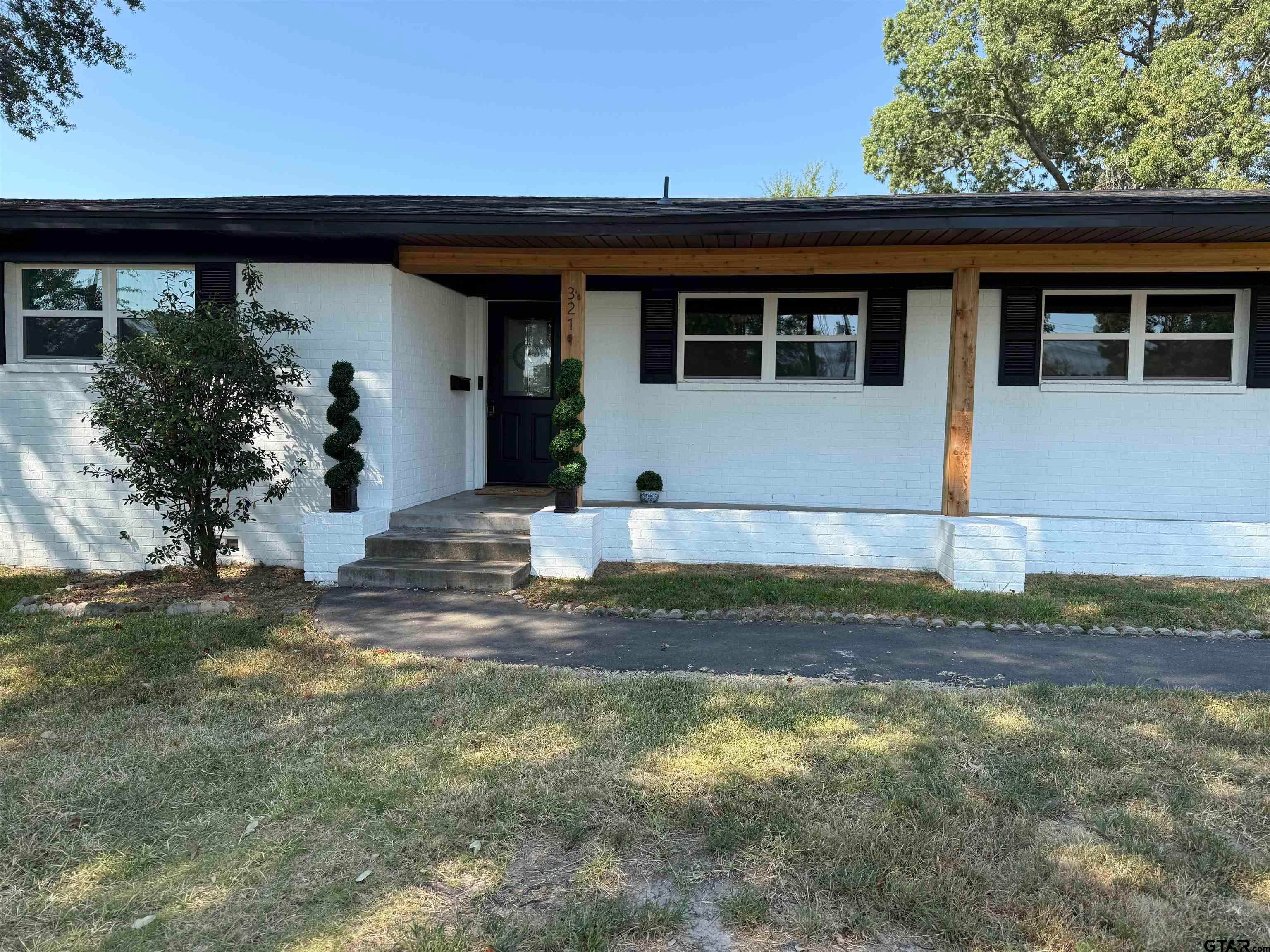 3211 Fernwood Dr — photo