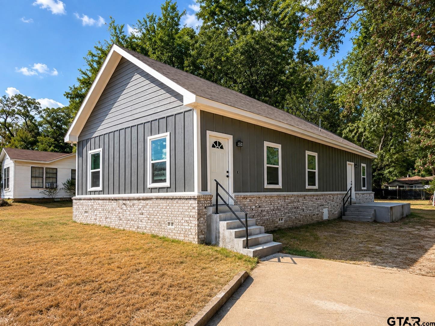 102 E Hillsboro — photo