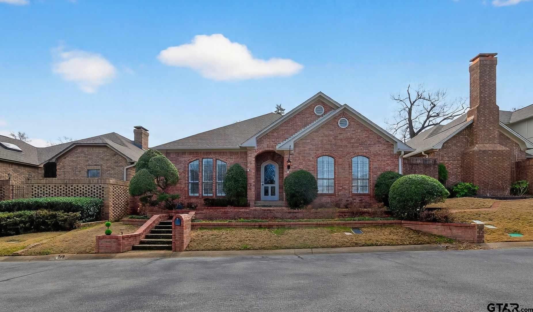 504 Hyde Park Dr — photo