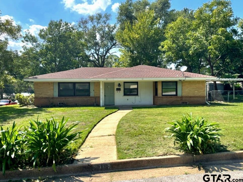 2315 Pine Crest — photo