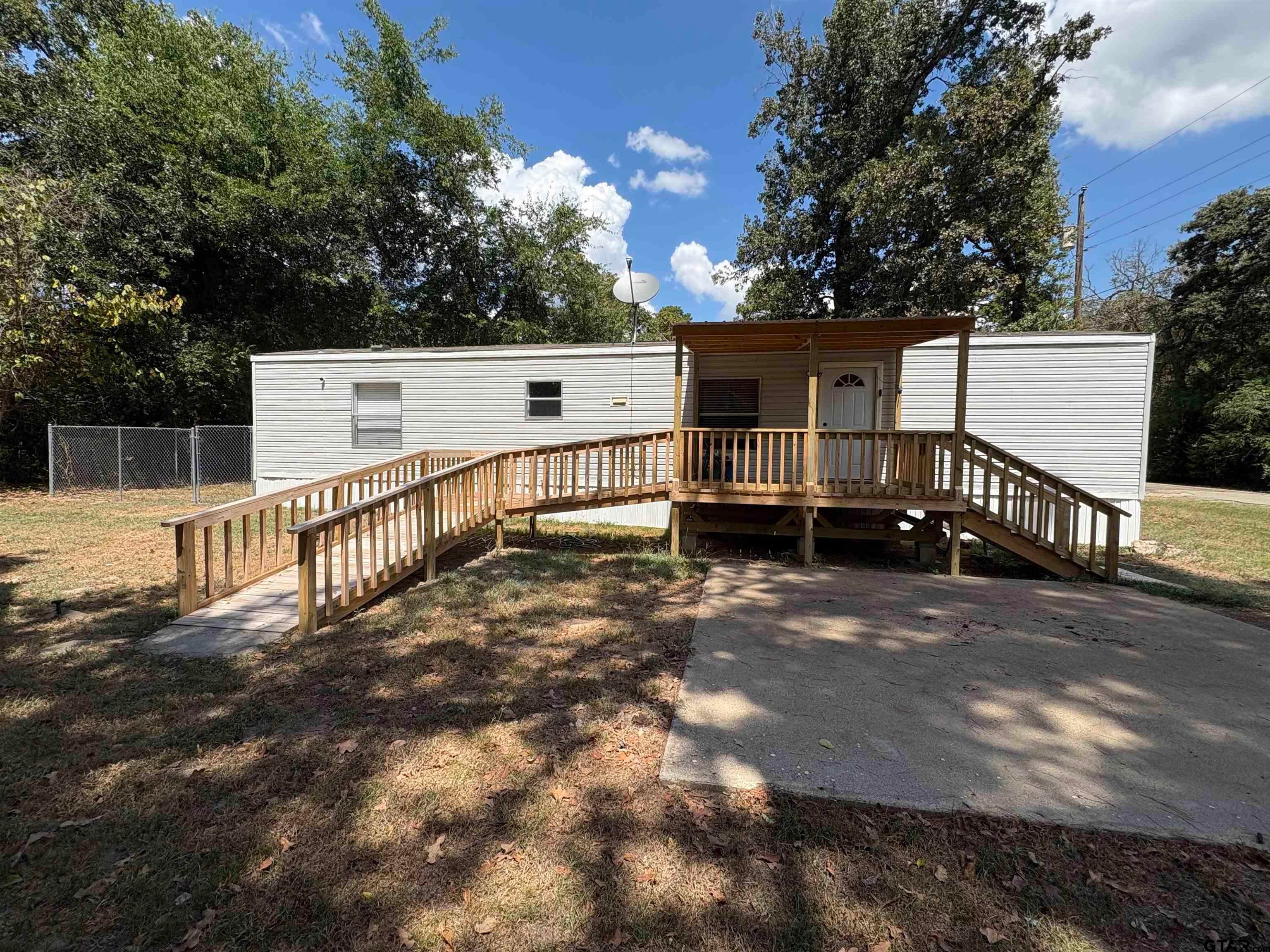 864 Elizabeth Dr — photo