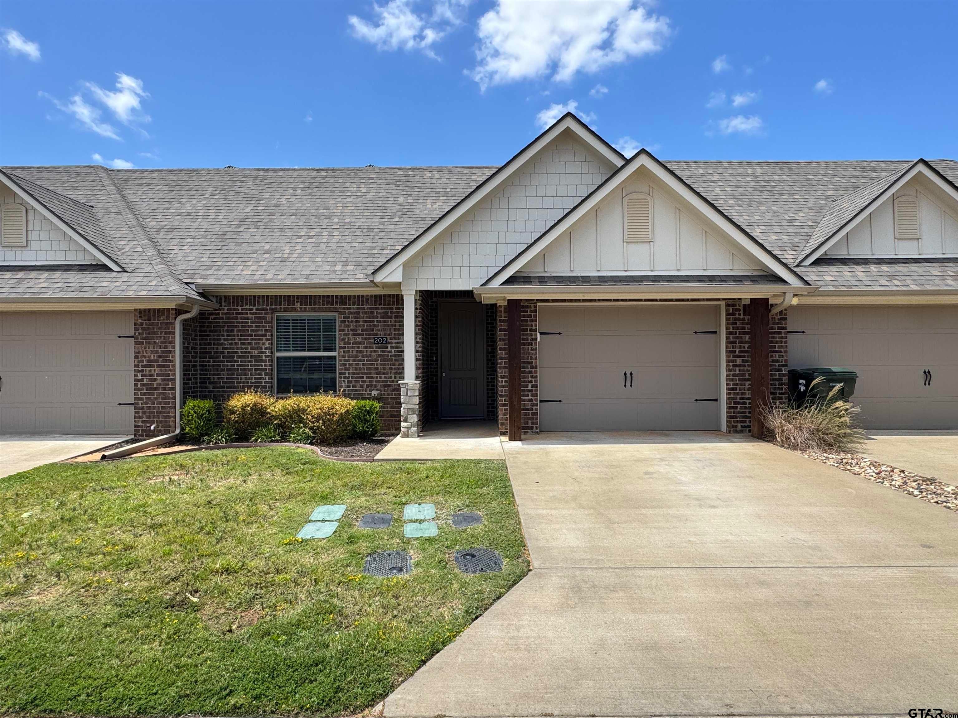 4300 Huntingtower Dr #202 — photo