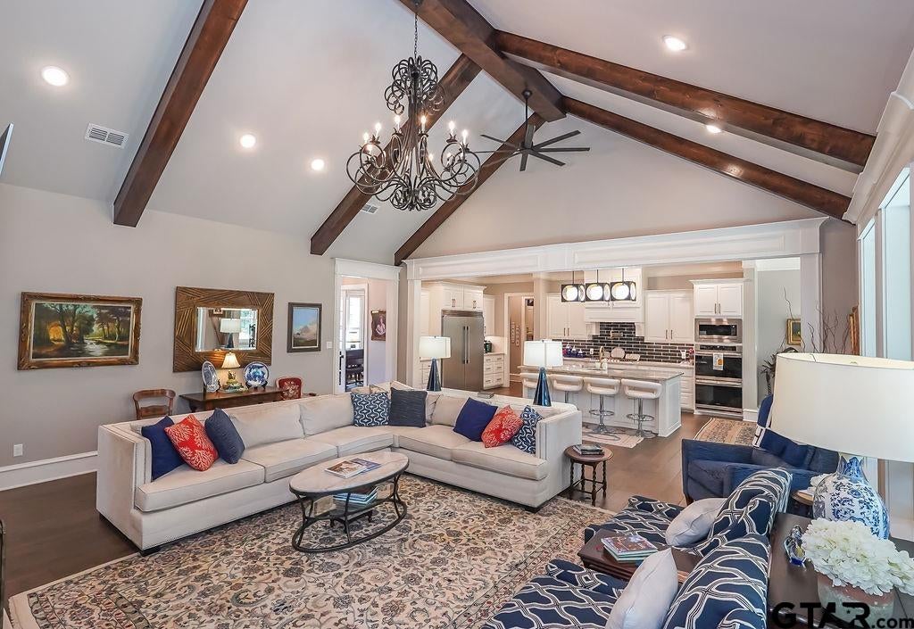 7521 Northlake Dr. — photo