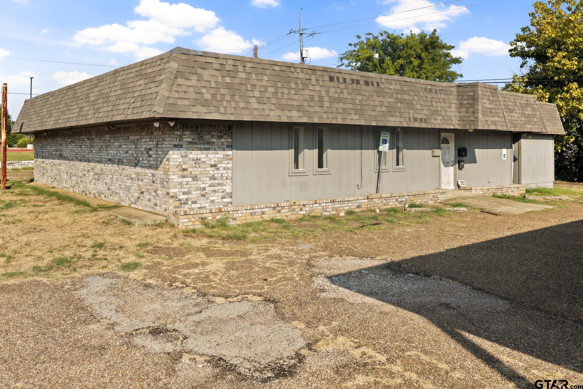 203 E 16th, Mt Pleasant, TX 75455 — photo 2