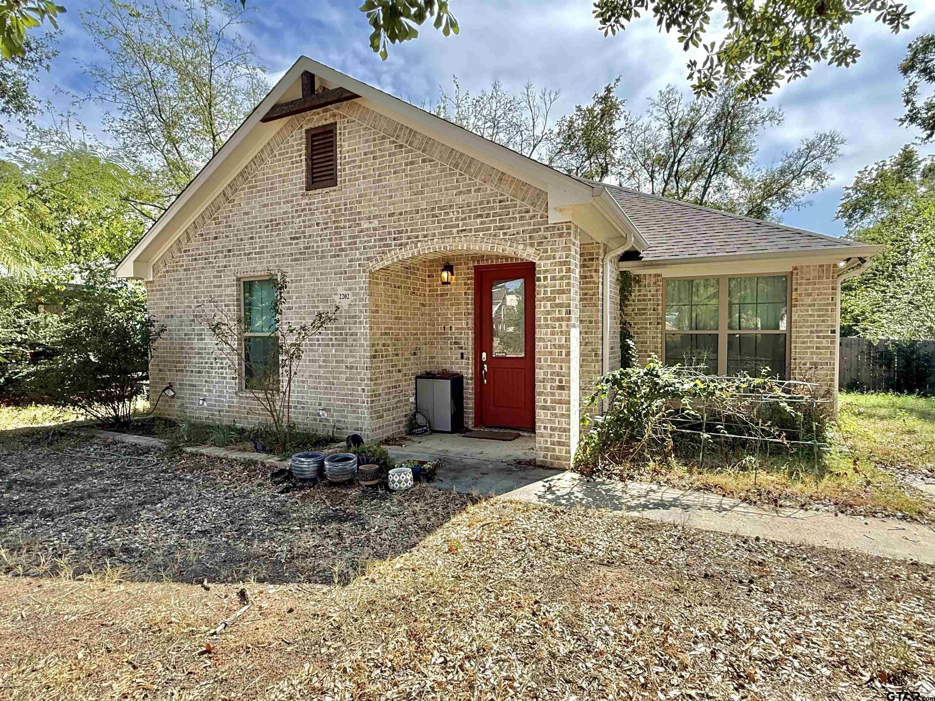 2202 Woodlawn St — photo