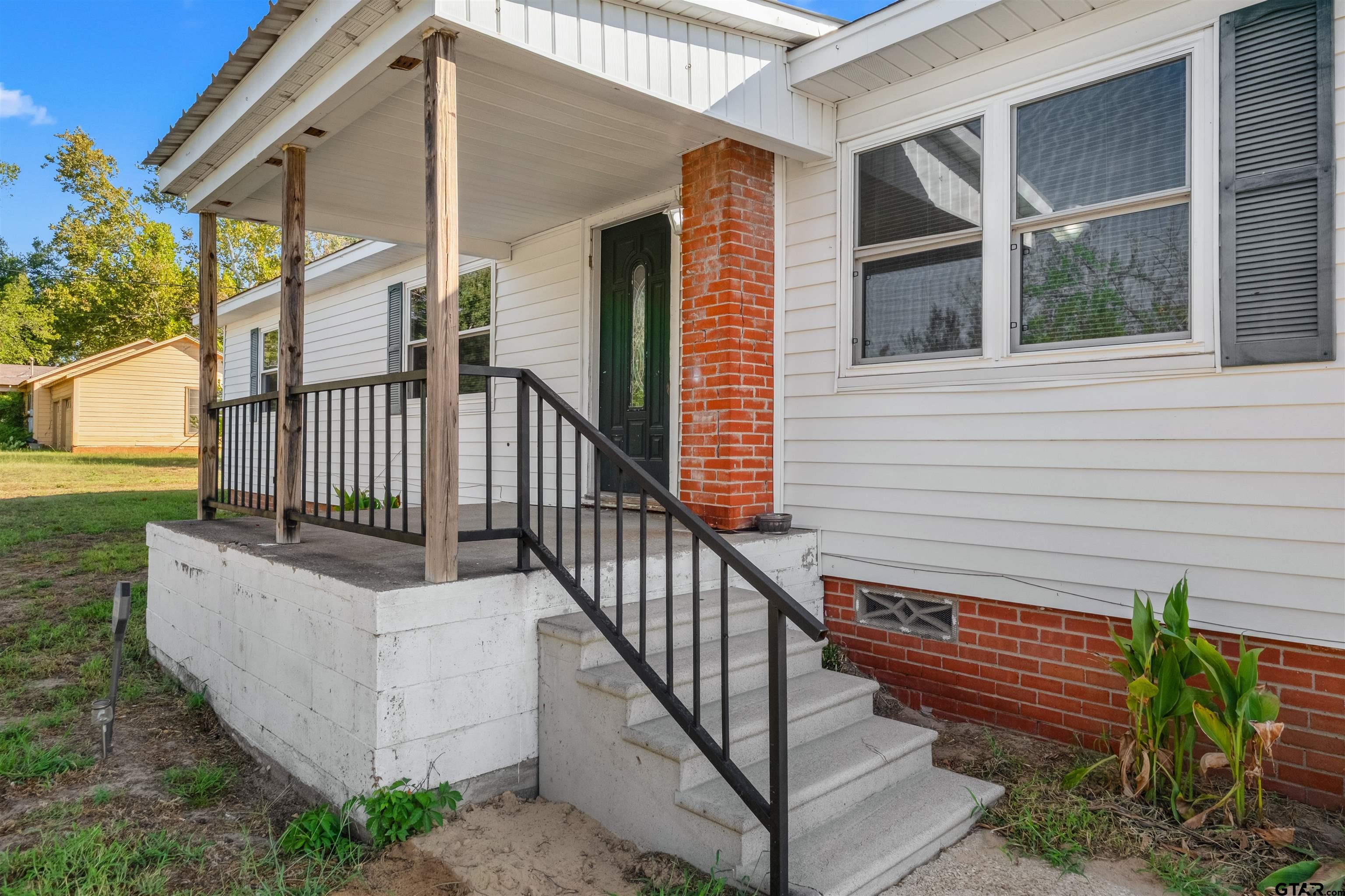 218 Threll, Palestine, TX 75803 — photo 2
