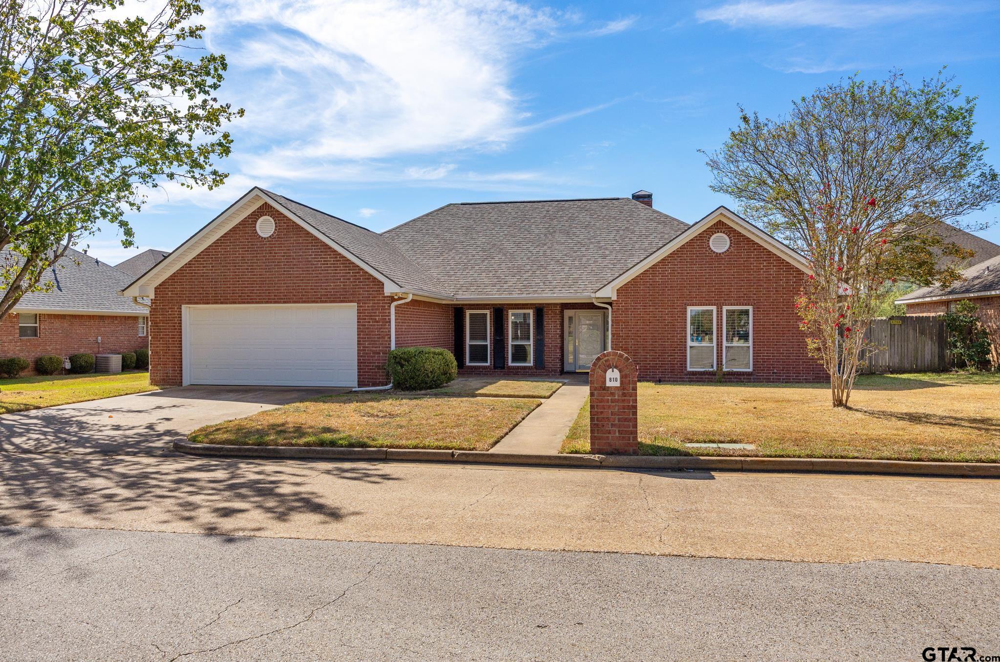 810 Hummingbird Lane — photo