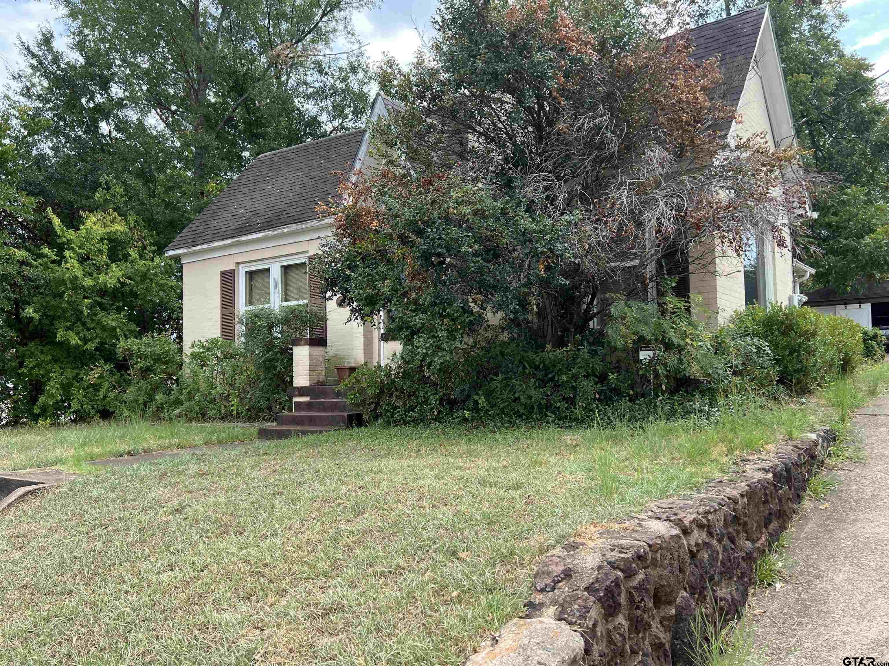 601 E Houston St. — photo