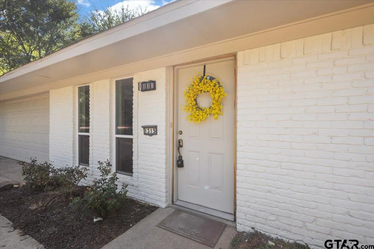 Tyler Leary 1315 Debbie, Canton, TX 75103 | Realty.com