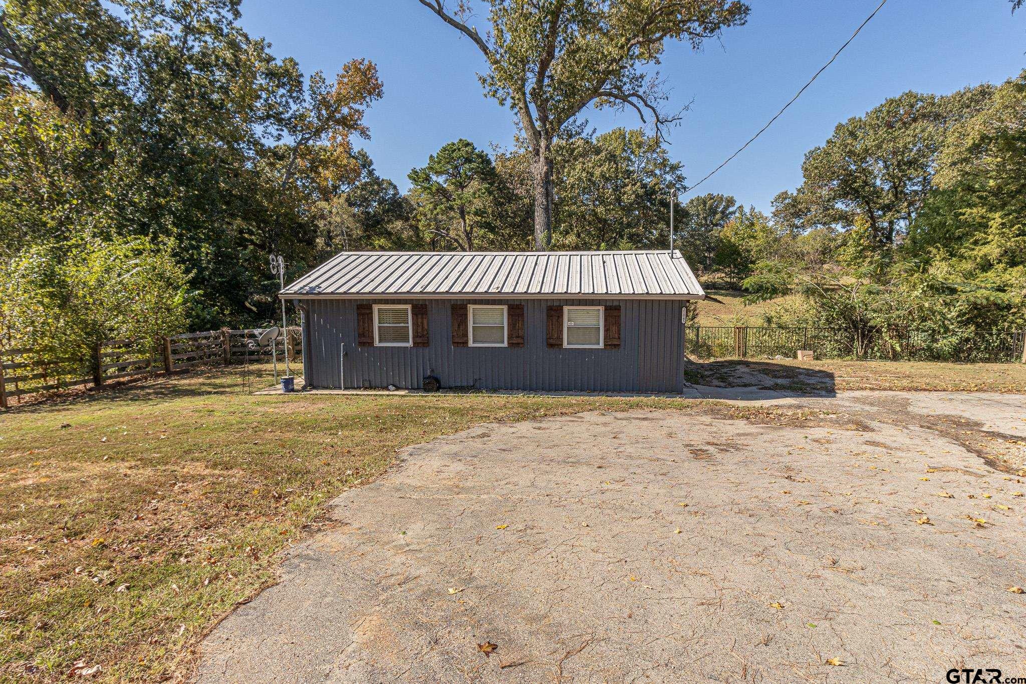 21045 FM 16 W — photo