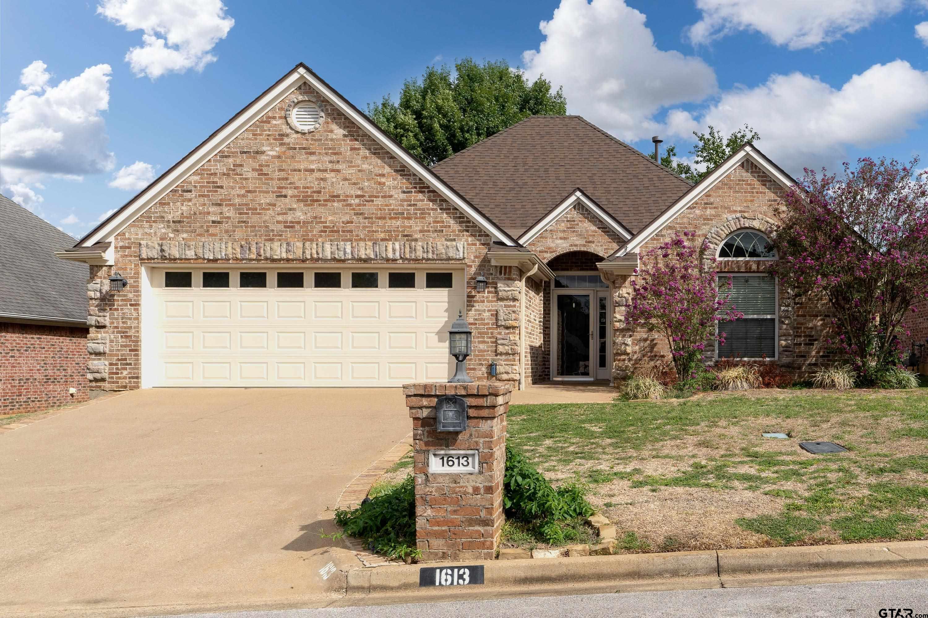 1613 Valley Brook — photo