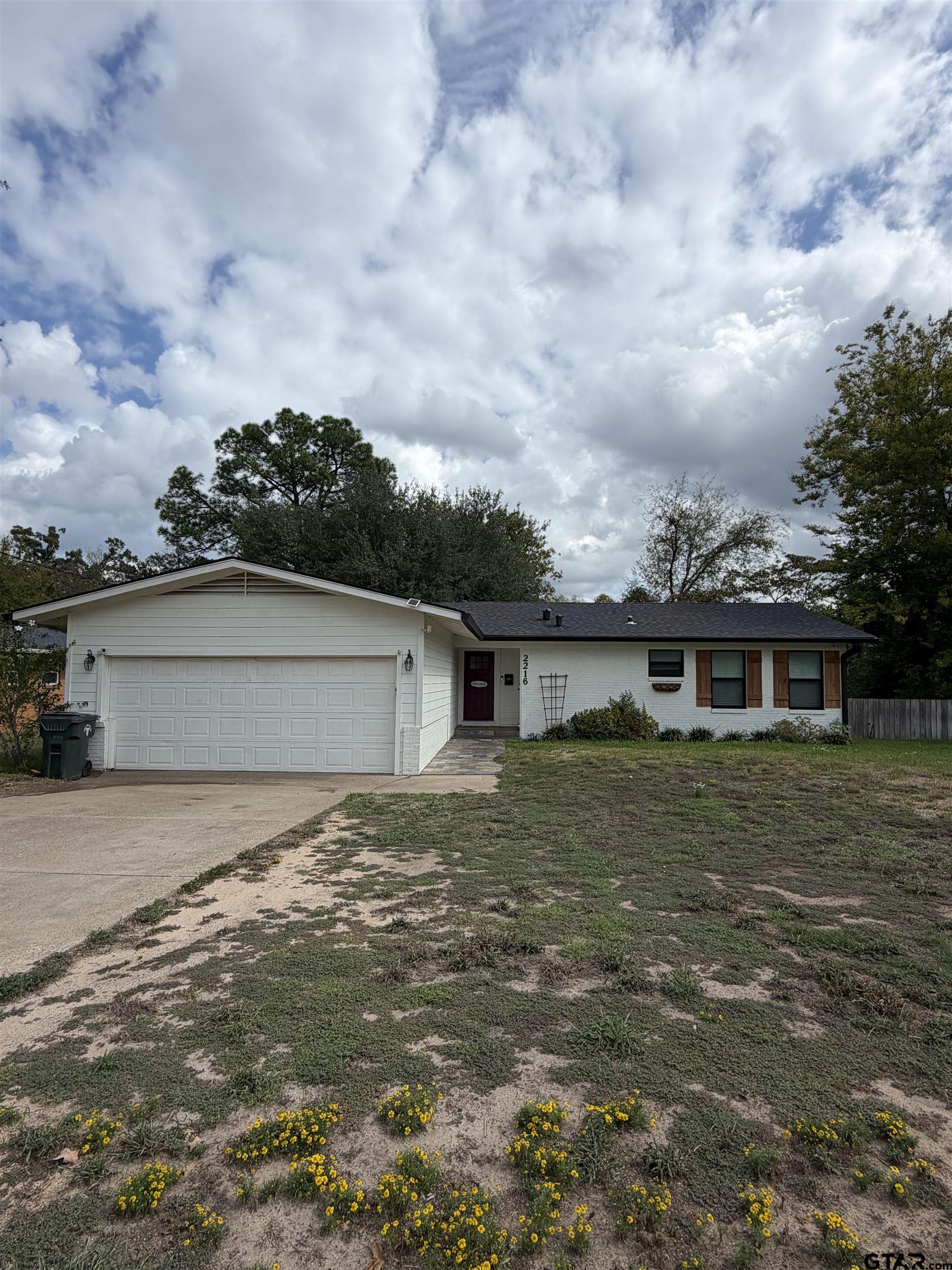 2216 Crestwood Dr — photo