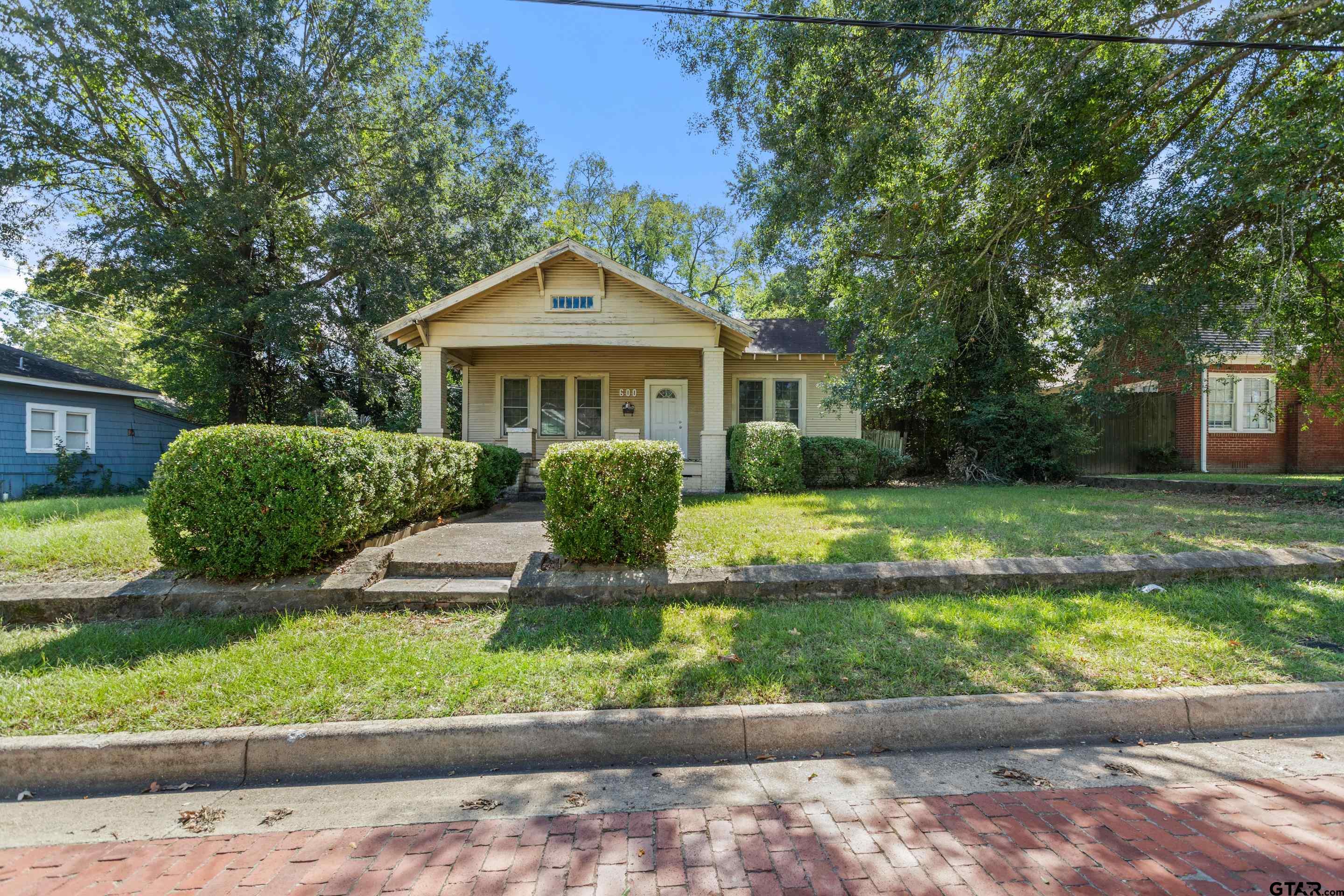 600 W Dobbs — photo