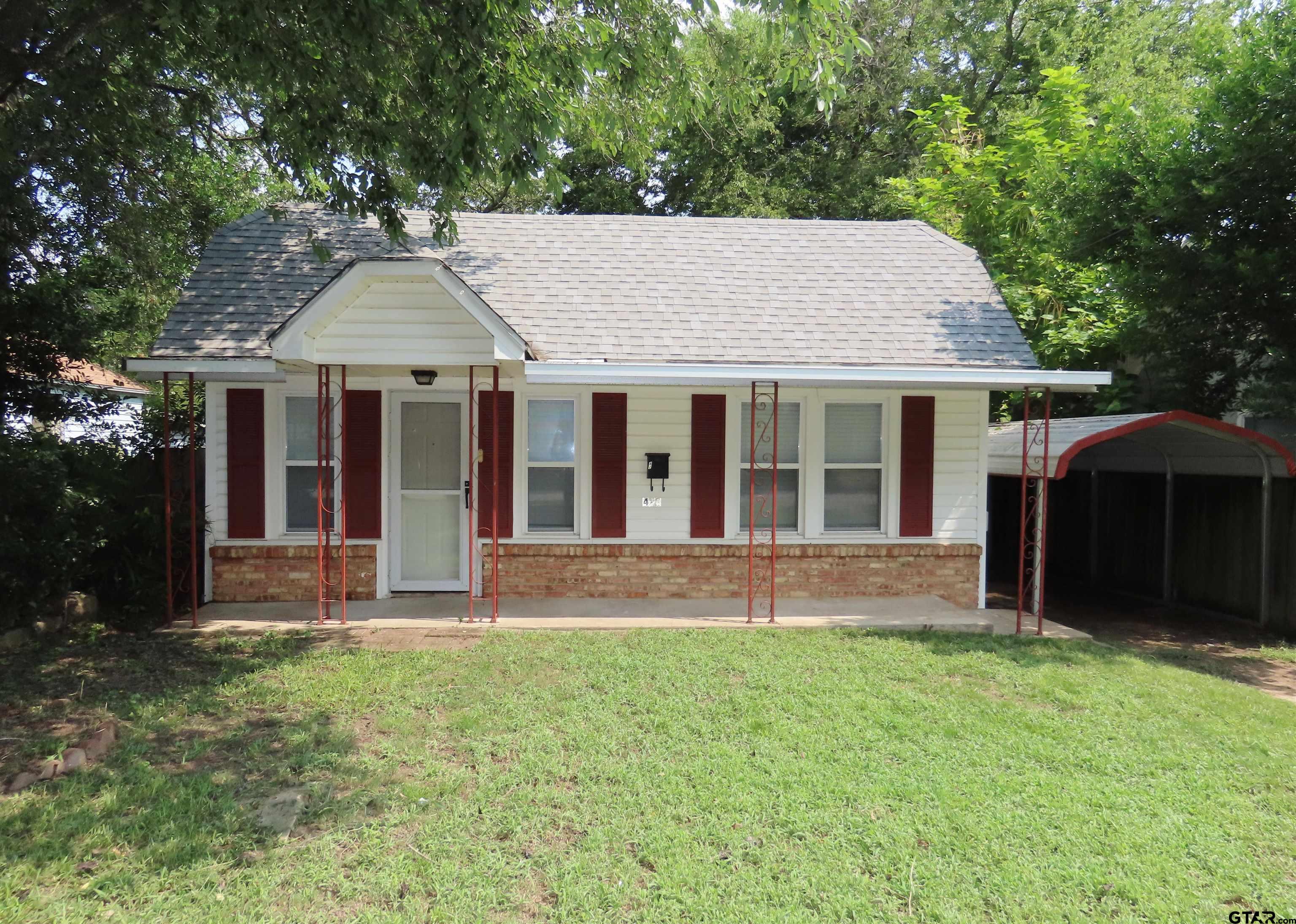 420 E Lake St. — photo