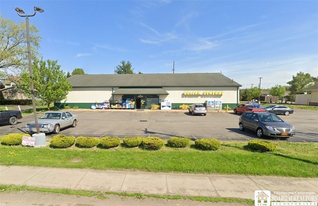 8229 N Main Street — photo