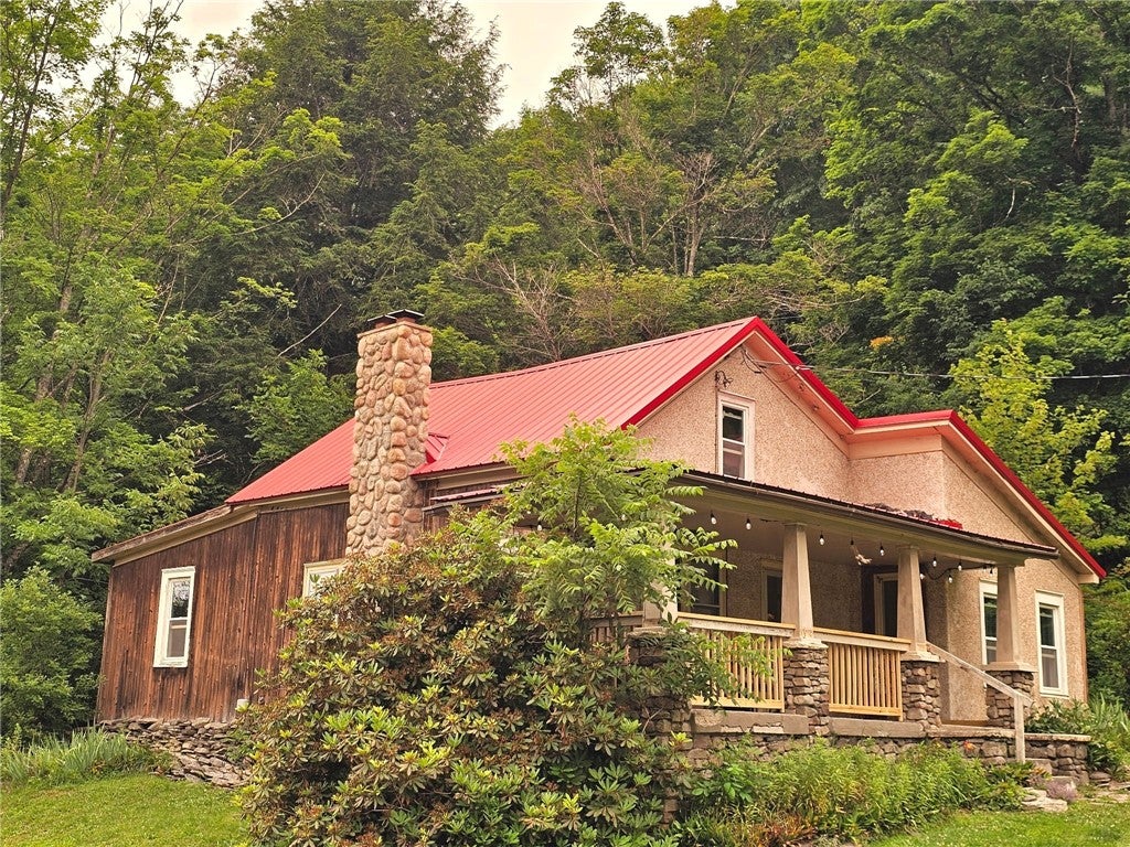 6243 Charlotte Creek Road — photo