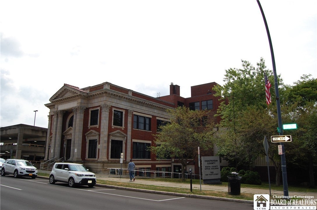 110 E 4th Street — photo