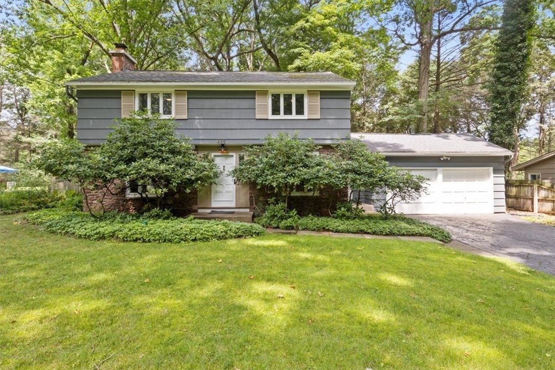 485 Oakridge Drive — photo