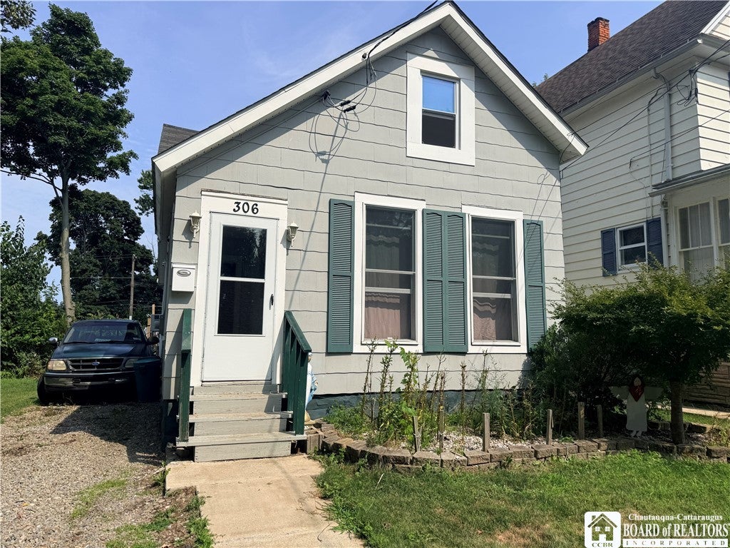 306 Robin Street — photo