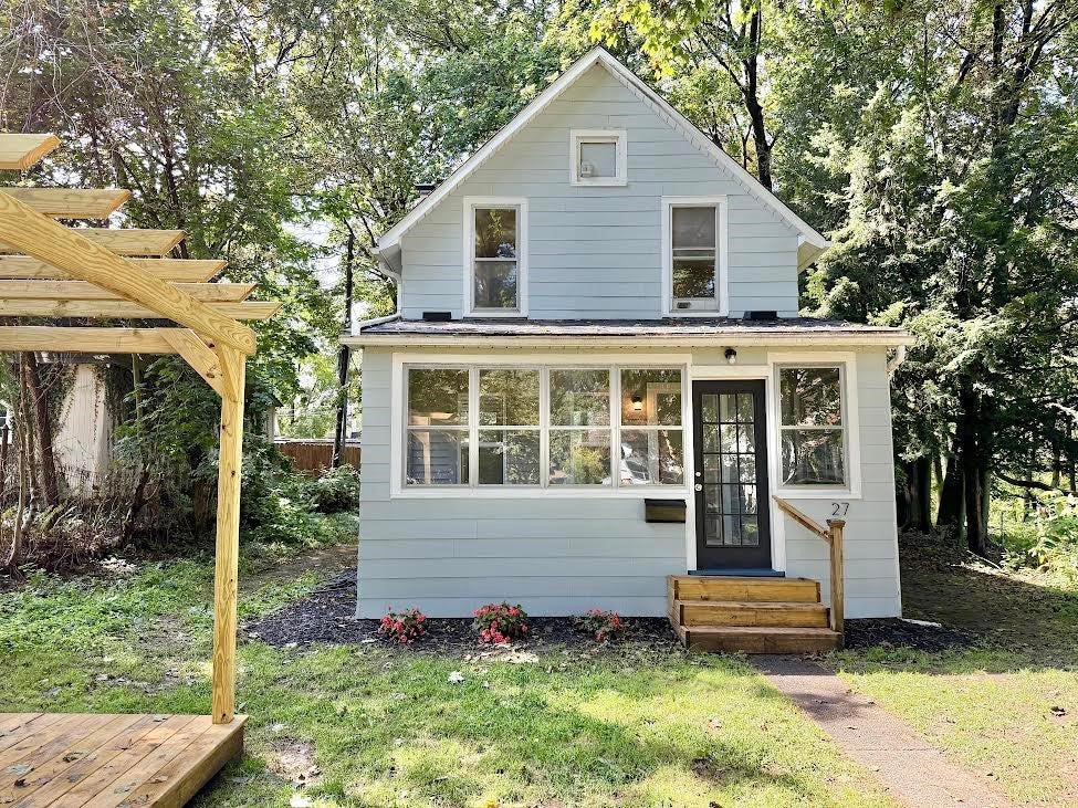 27 Hannahs — photo