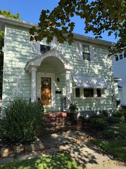912 Farnham Street — photo