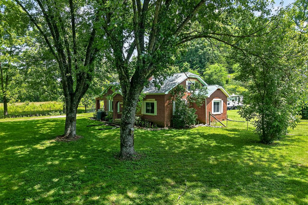 747 Hunting Creek Rd — photo