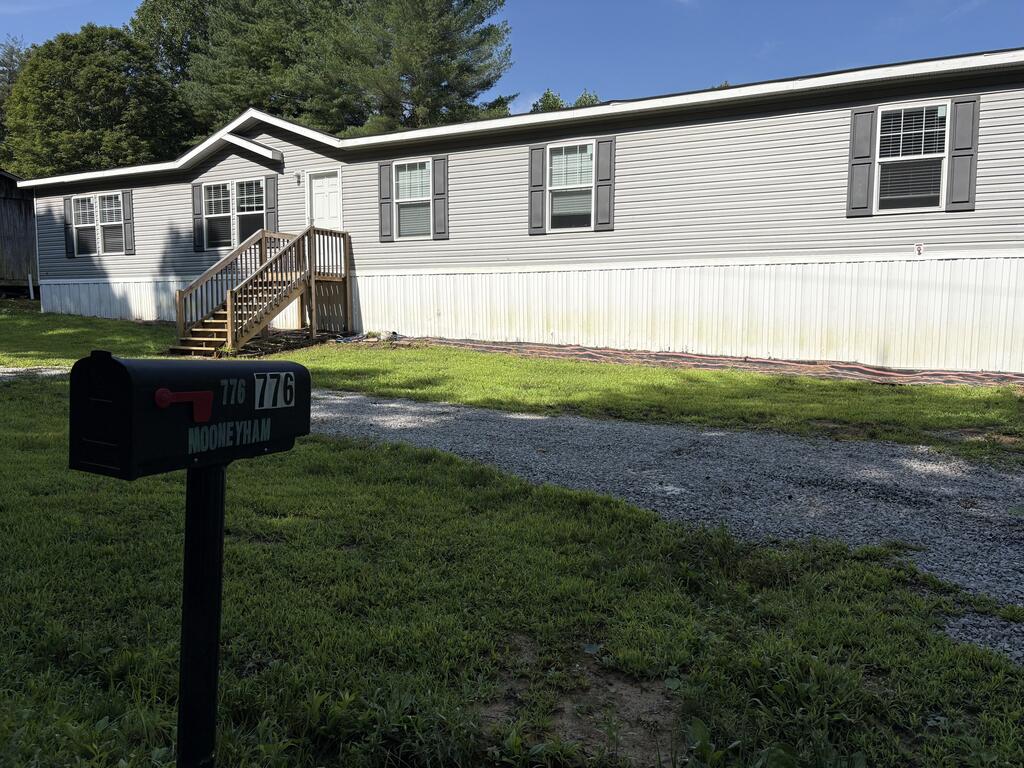 776 Earls Loop — photo